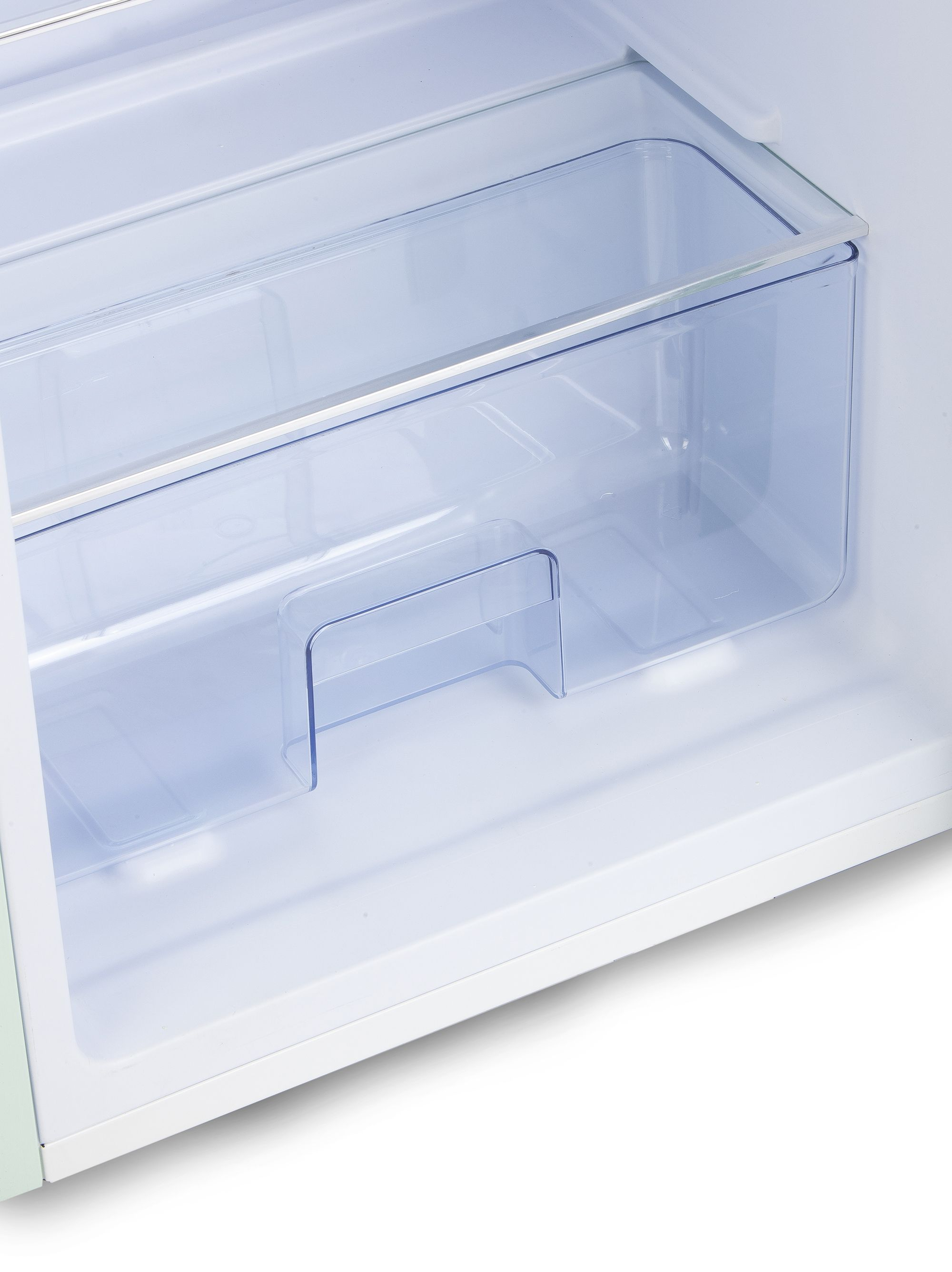 Nahaufnahme einer transparenten Kunststoffschublade in einem Kühlschrank, weiße Innenwände.
