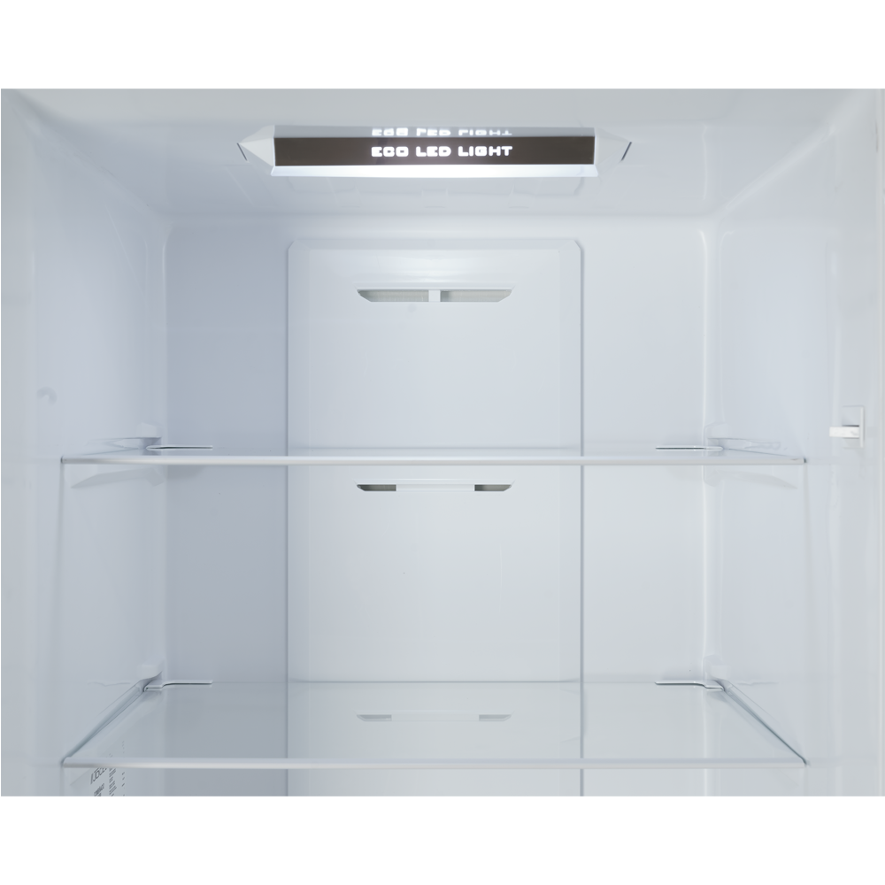 Interior de un refrigerador con estantes y luz LED encima. Los estantes están vacíos.