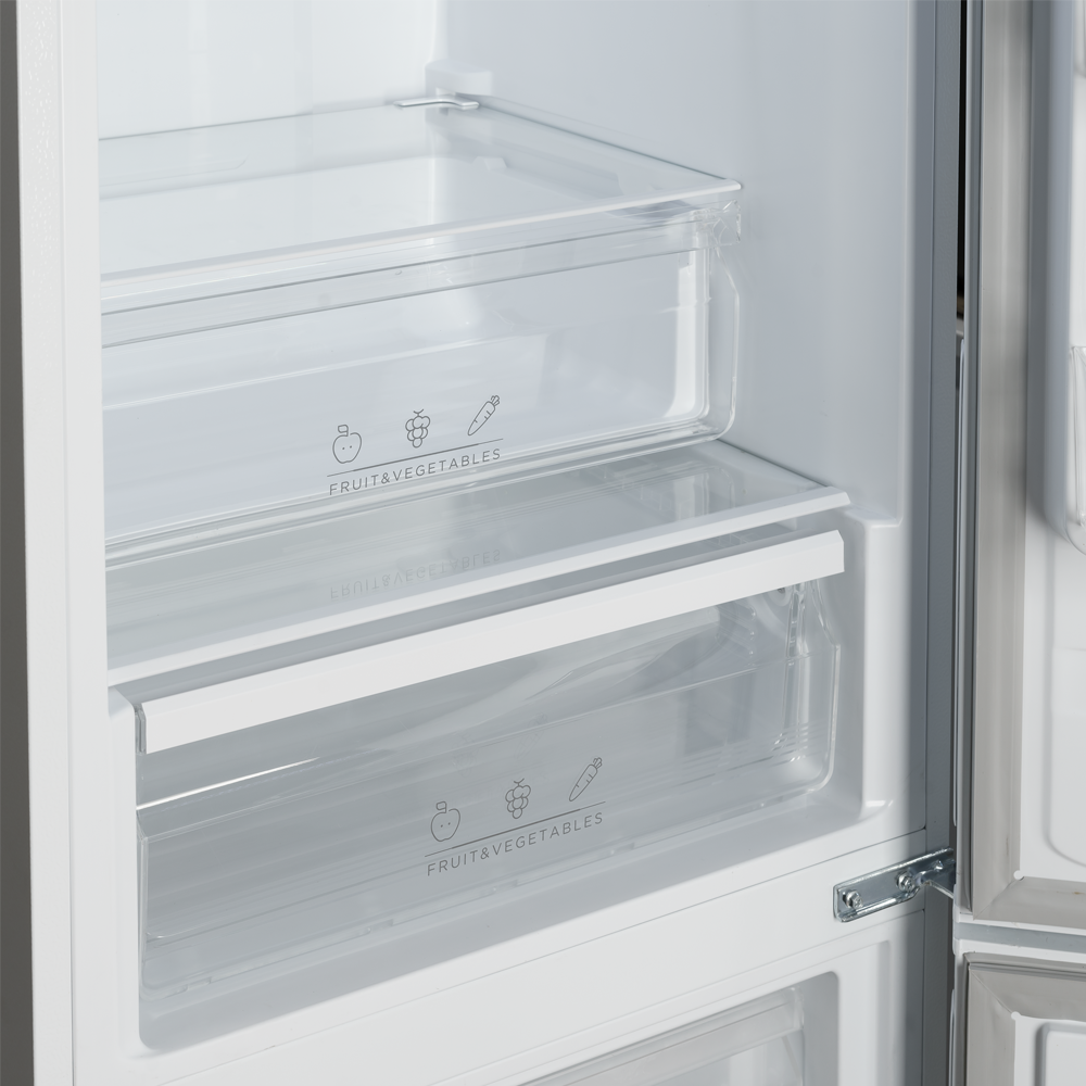 Interior de un refrigerador con dos cajones transparentes para frutas y verduras.