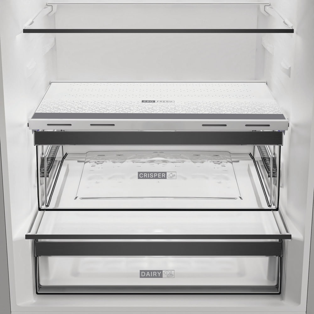 Primer plano del interior del refrigerador, mostrando estantes y cajones para guardar alimentos.