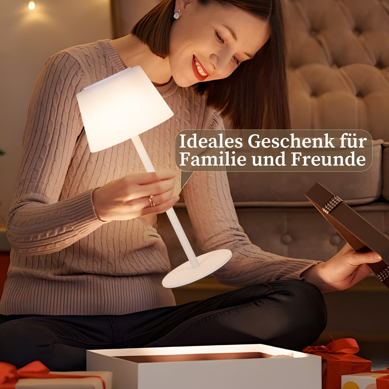 Kobieta uśmiecha się, trzymając białą lampę. Jest otoczona prezentami.