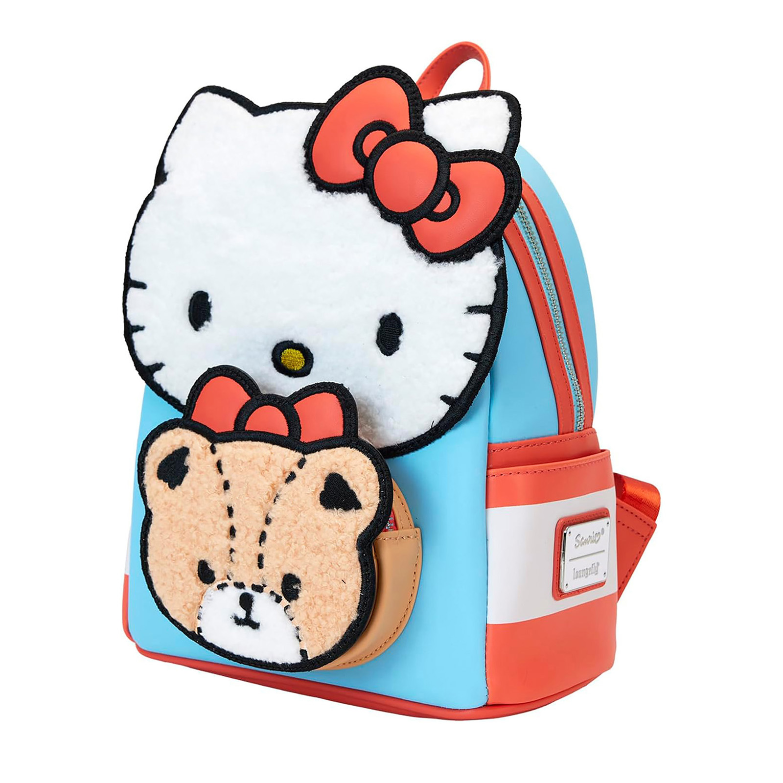 Una mochila de Hello Kitty con un bolsillo de oso de peluche. Tiene una combinación de colores azul y naranja con un lazo rojo.
