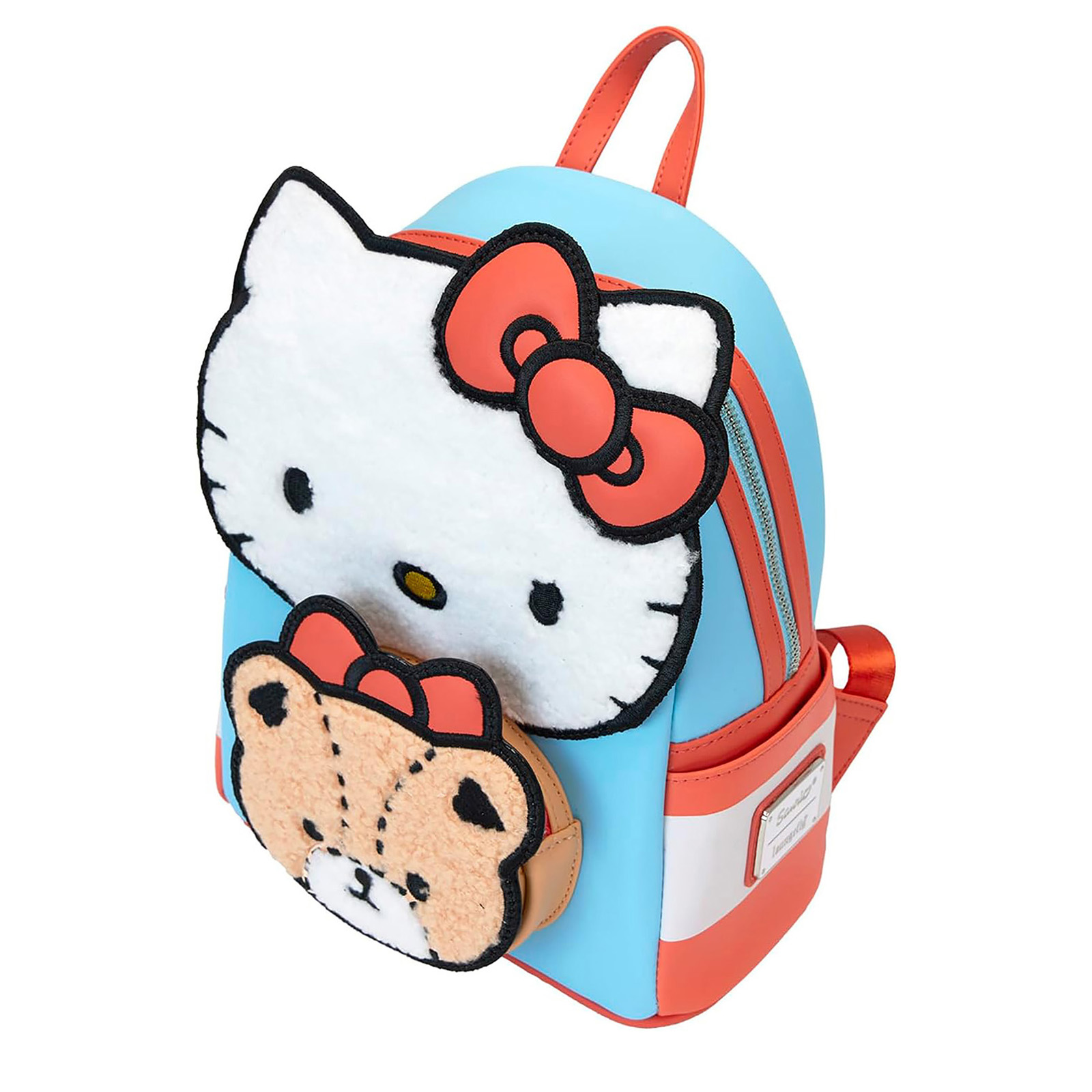 Una mochila de Hello Kitty con un bolsillo de oso de peluche. Tiene una combinación de colores azul y naranja con un lazo rojo.