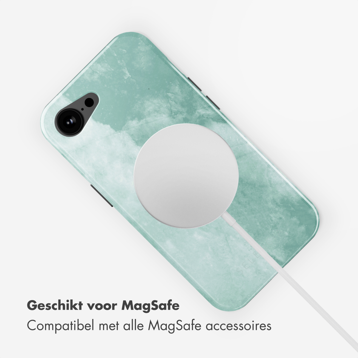 Een smartphone met een groen marmerontwerp en een witte cirkelvormige oplader eraan bevestigd.