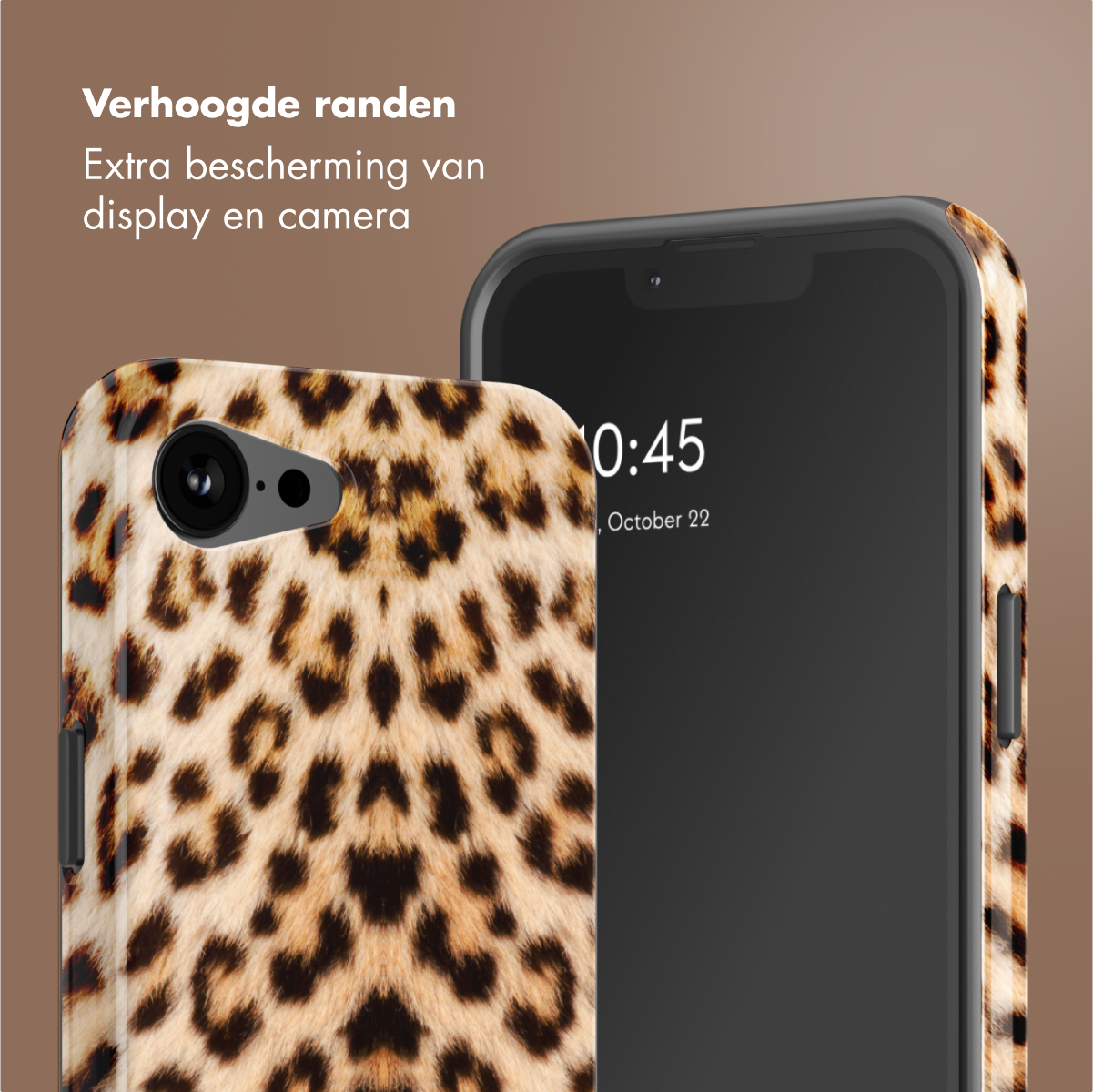 Telefoon met luipaardprint hoesje, met een andere telefoon die het scherm toont.