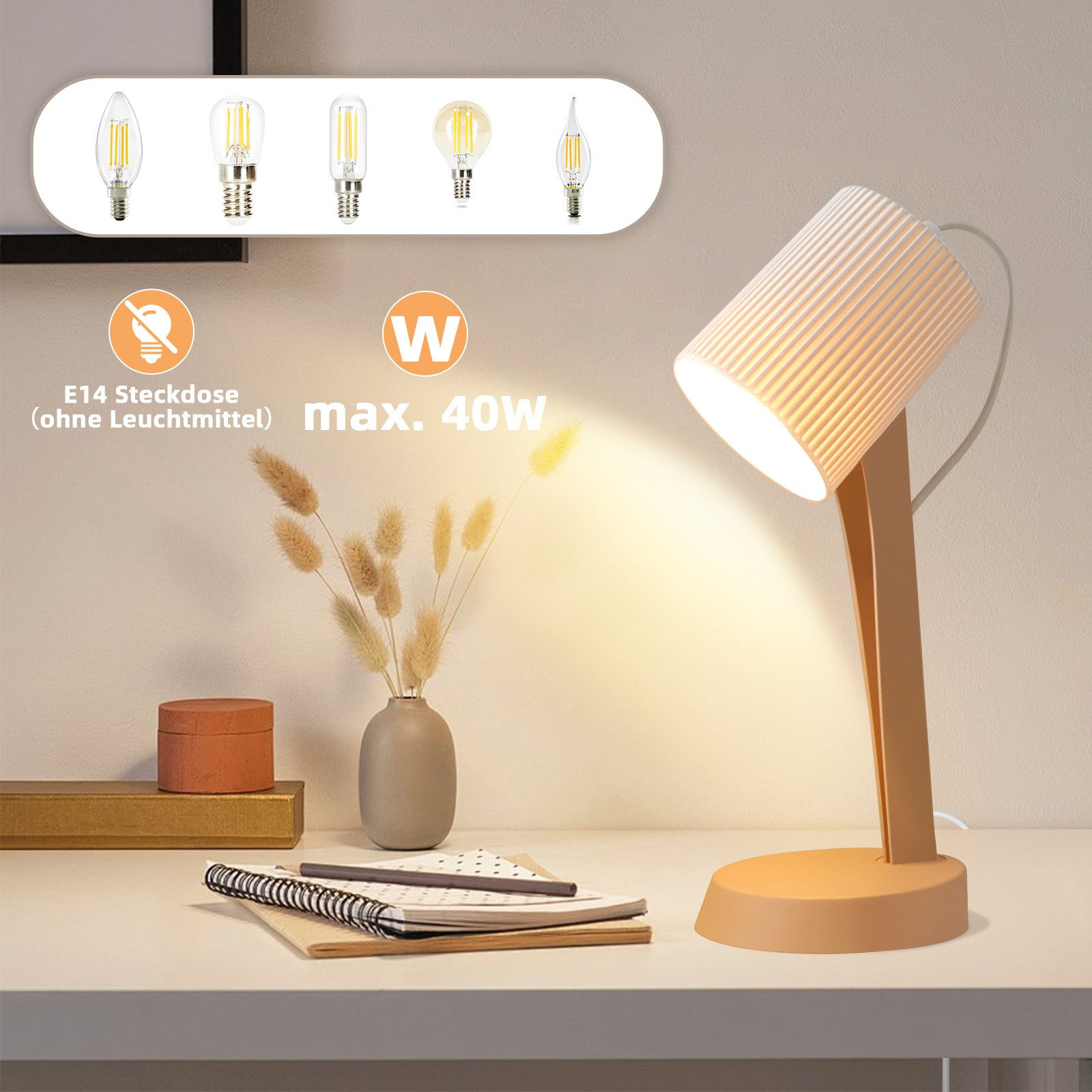 Lampa biurkowa jest zapalona, z białym kloszem, beżową podstawą i dekoracyjnymi przedmiotami.