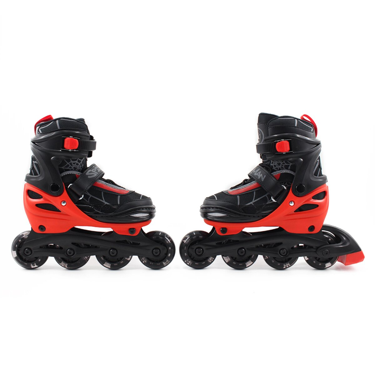 Zwei Spider-Man Inline-Skates, schwarz und rot, auf weißem Hintergrund, Seitenansicht.