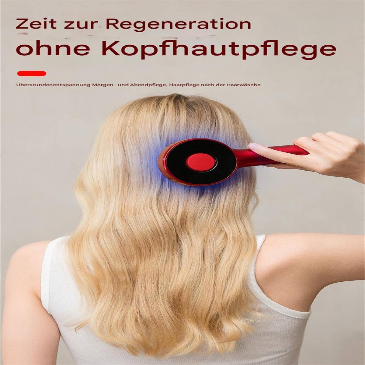 Der Rücken einer Frau mit blonden Haaren, die eine Rotlicht-Haarbehandlung mit einem Gerät erhält.