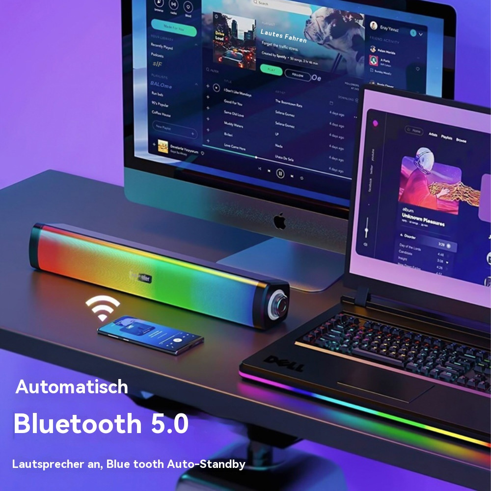 Lautsprecher mit Farbwechsel-Lichtern. Laptop, Computer und Telefon auf einem Schreibtisch.