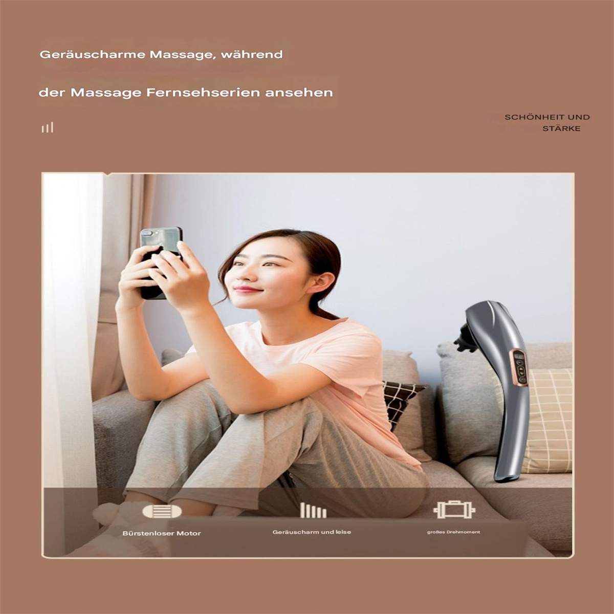 Frau auf einer Couch, die ein Telefon benutzt, ein Massagegerät hält, mit Textüberlagerung.