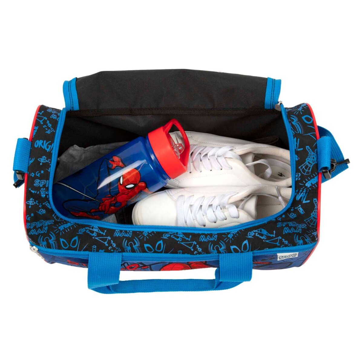 Die Spider-Man-Sporttasche ist geöffnet und zeigt eine Spider-Man-Flasche, weiße Schuhe und andere Gegenstände im Inneren.