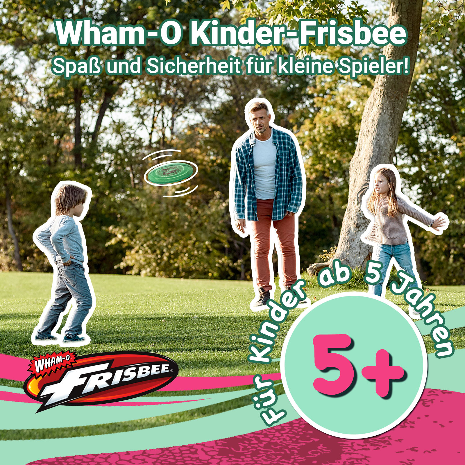 Ein Mann und zwei Kinder spielen mit einer grünen Frisbee in einer Parkumgebung mit einem 5+-Altersindikator.