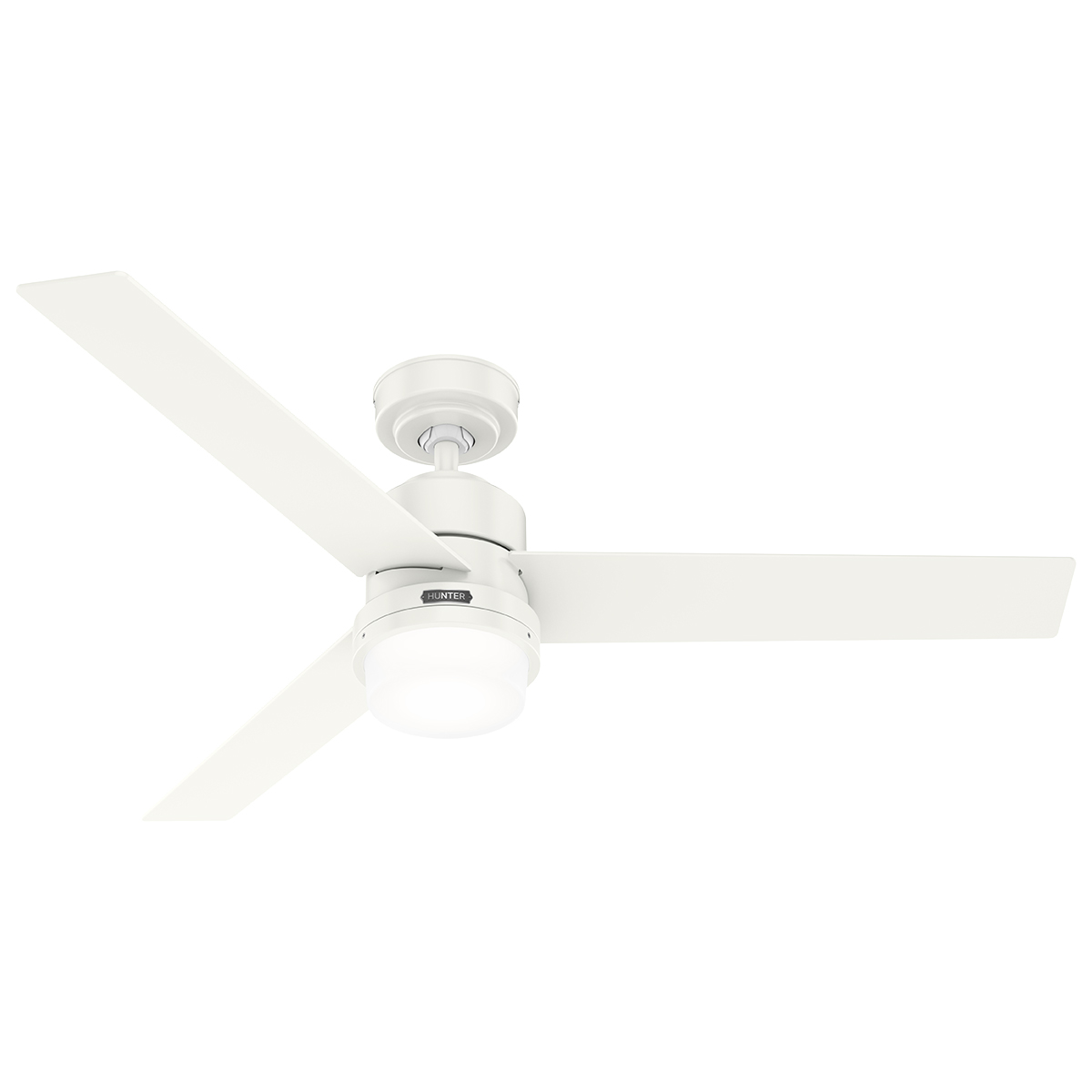 Weißer Deckenventilator mit drei Flügeln und einer mittigen Leuchte.