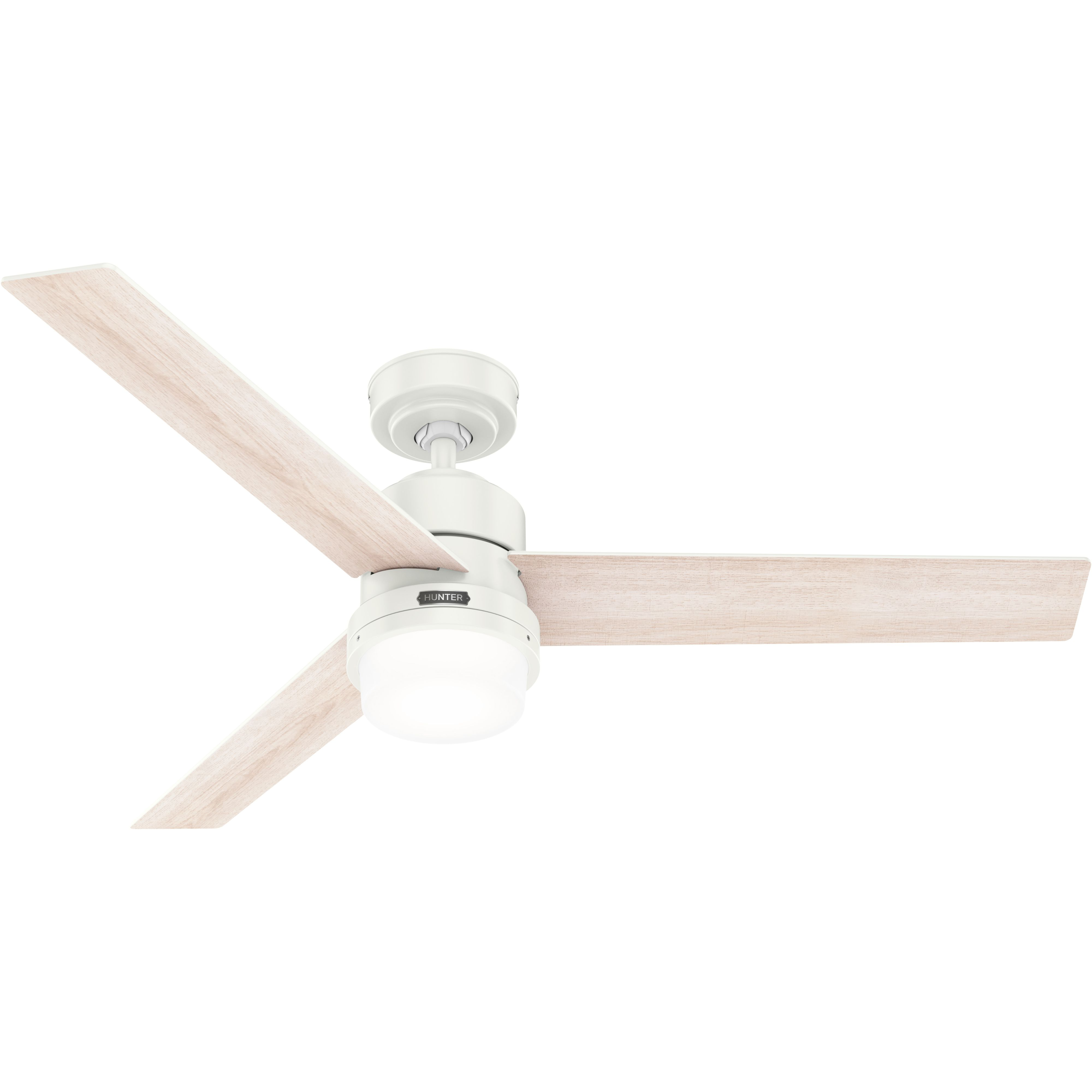 Weißer Deckenventilator mit drei Holzblättern und einem Licht auf weißem Hintergrund.
