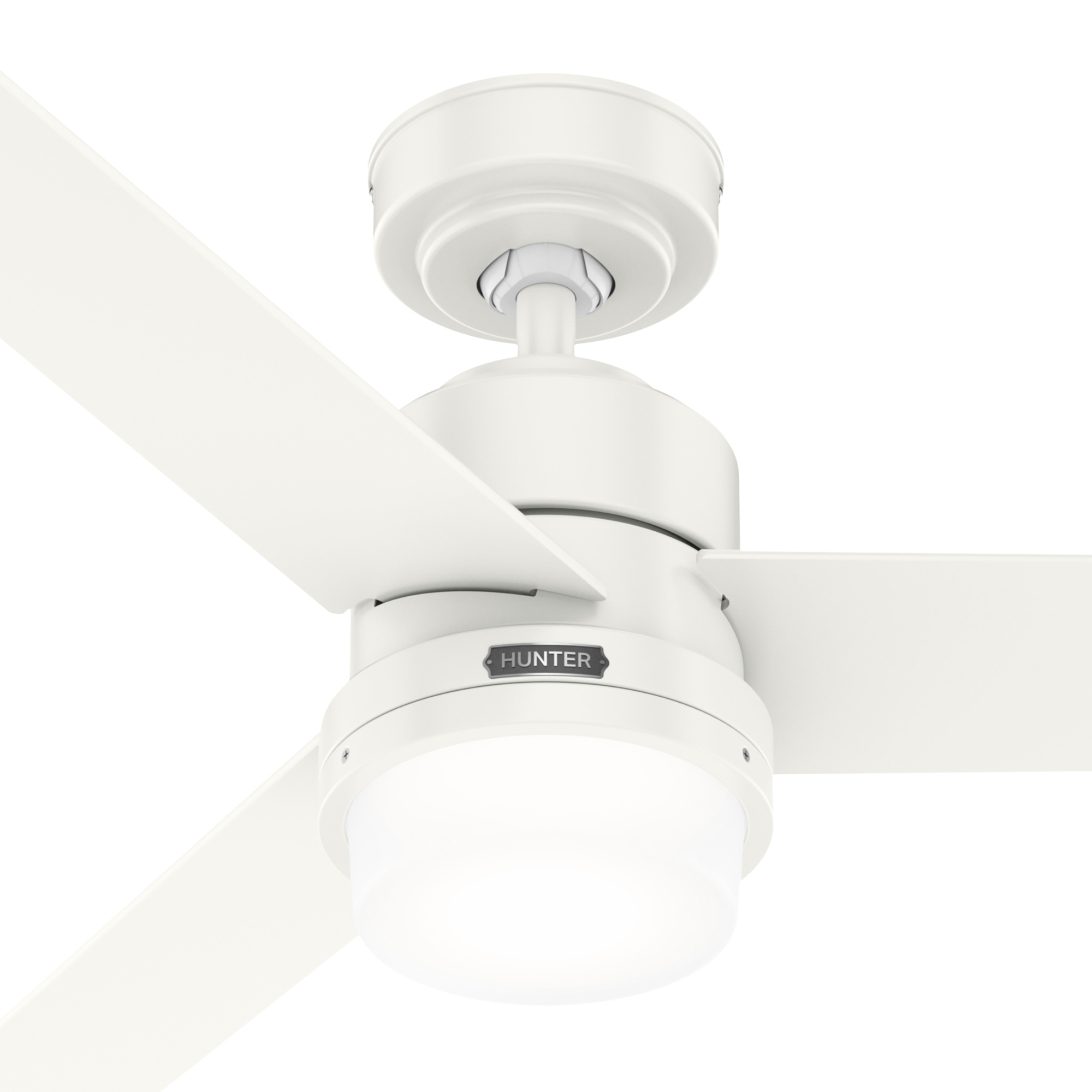 Weißer Deckenventilator mit drei Flügeln und zentraler Leuchte. Hunter-Logo sichtbar.
