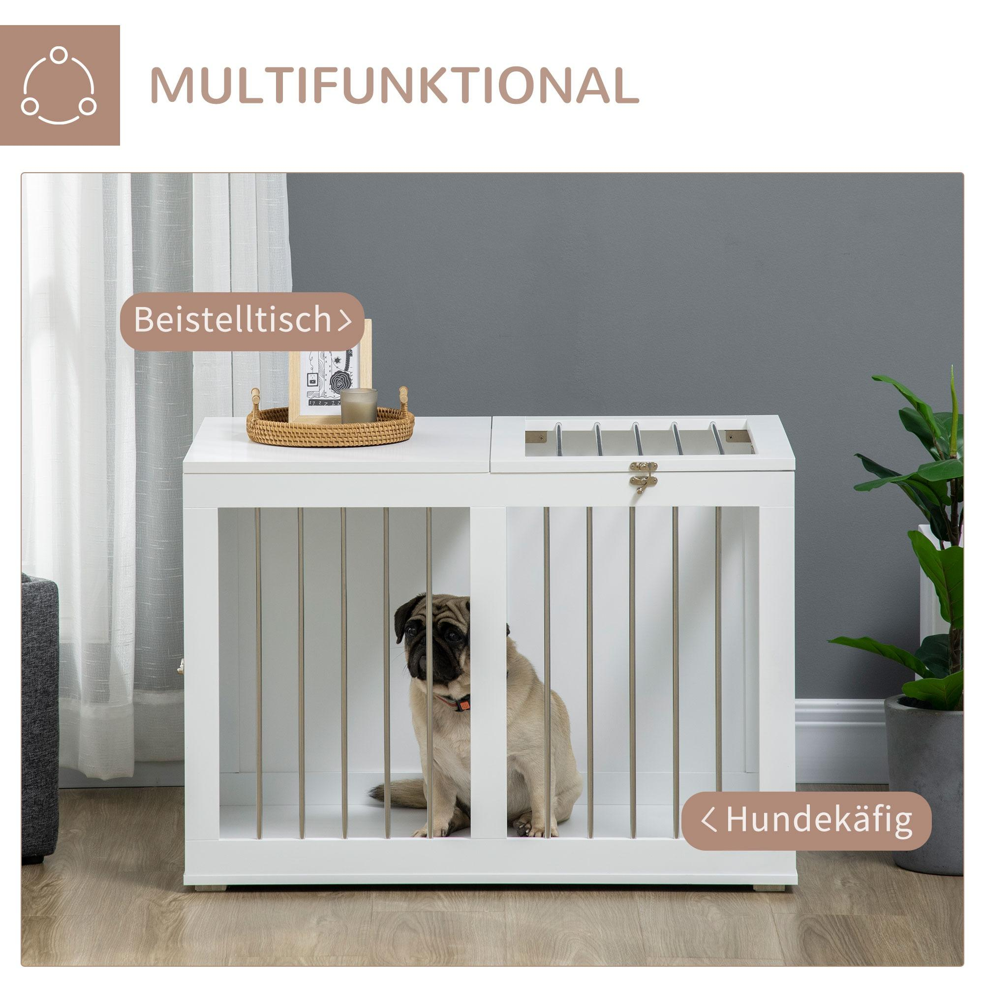 Eine weiße Hundebox mit einem Mops darin. Ein kleiner Tisch mit Gegenständen ist sichtbar.