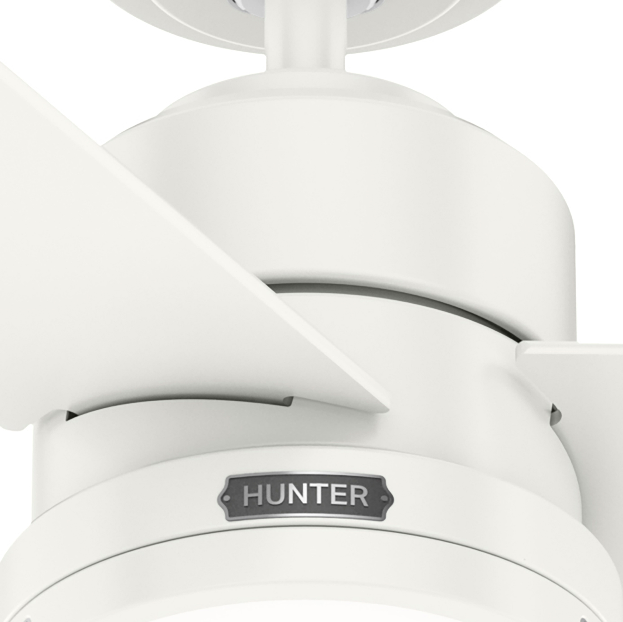 Nahaufnahme eines weißen Deckenventilators mit drei Flügeln. Der Markenname 'Hunter' ist sichtbar.