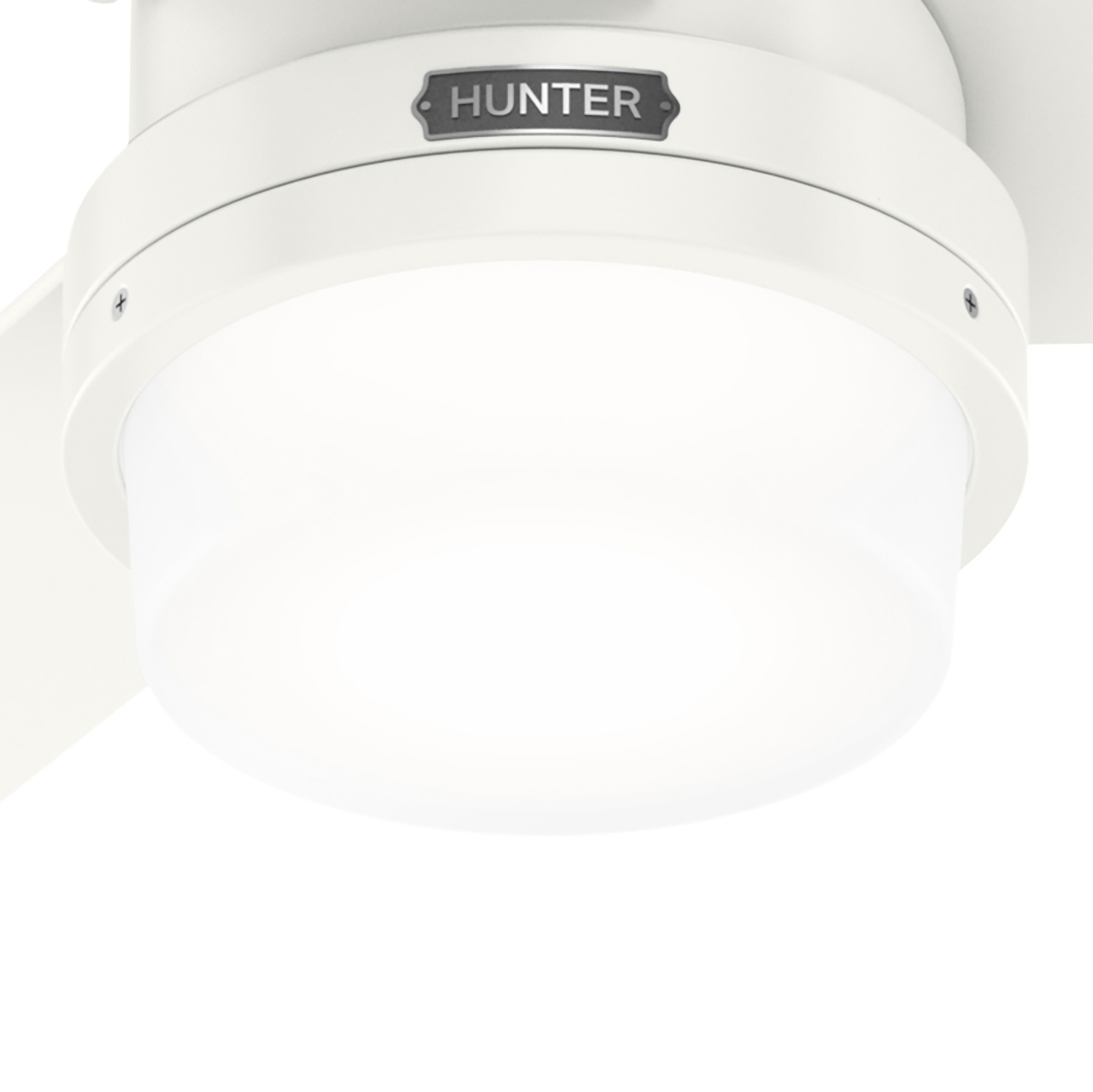 Nahaufnahme eines weißen Deckenventilators mit einer Leuchte mit dem Markennamen 'Hunter'.
