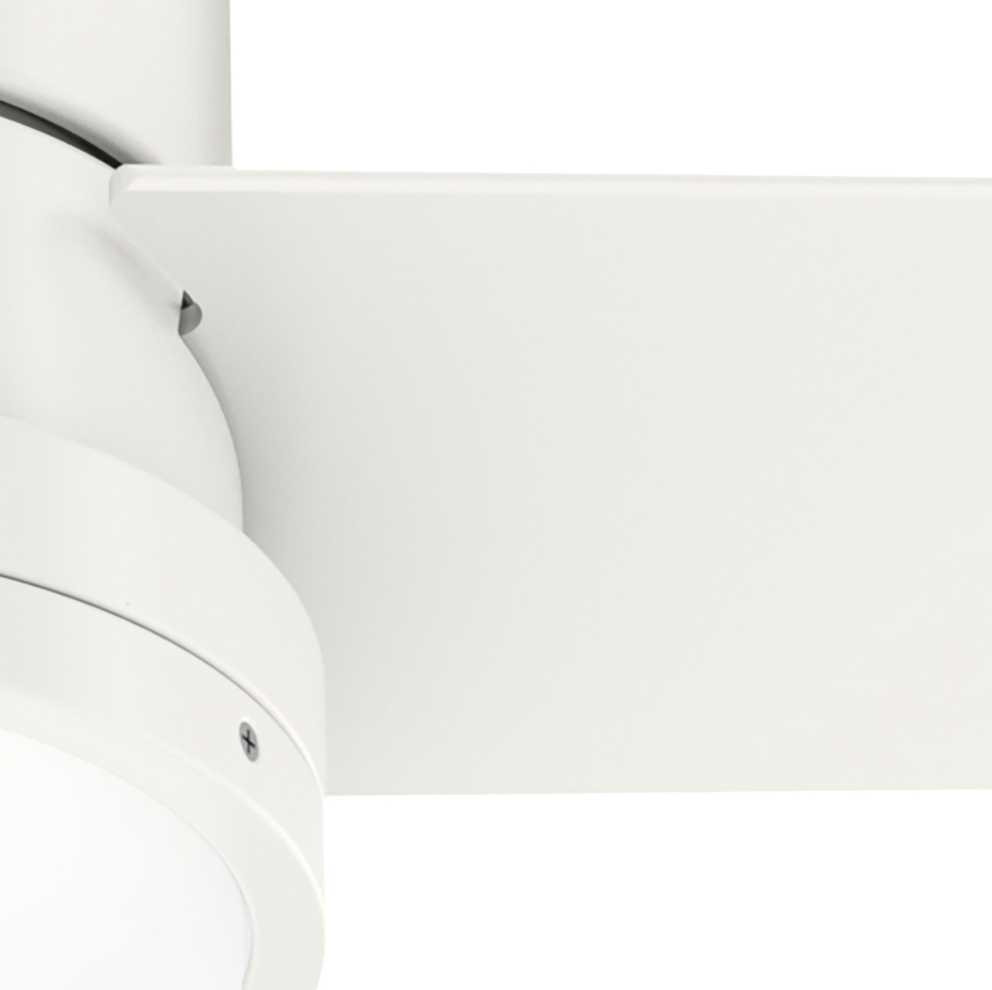 Nahaufnahme eines weißen Deckenventilatorflügels. Der Ventilator befindet sich auf weißem Hintergrund.