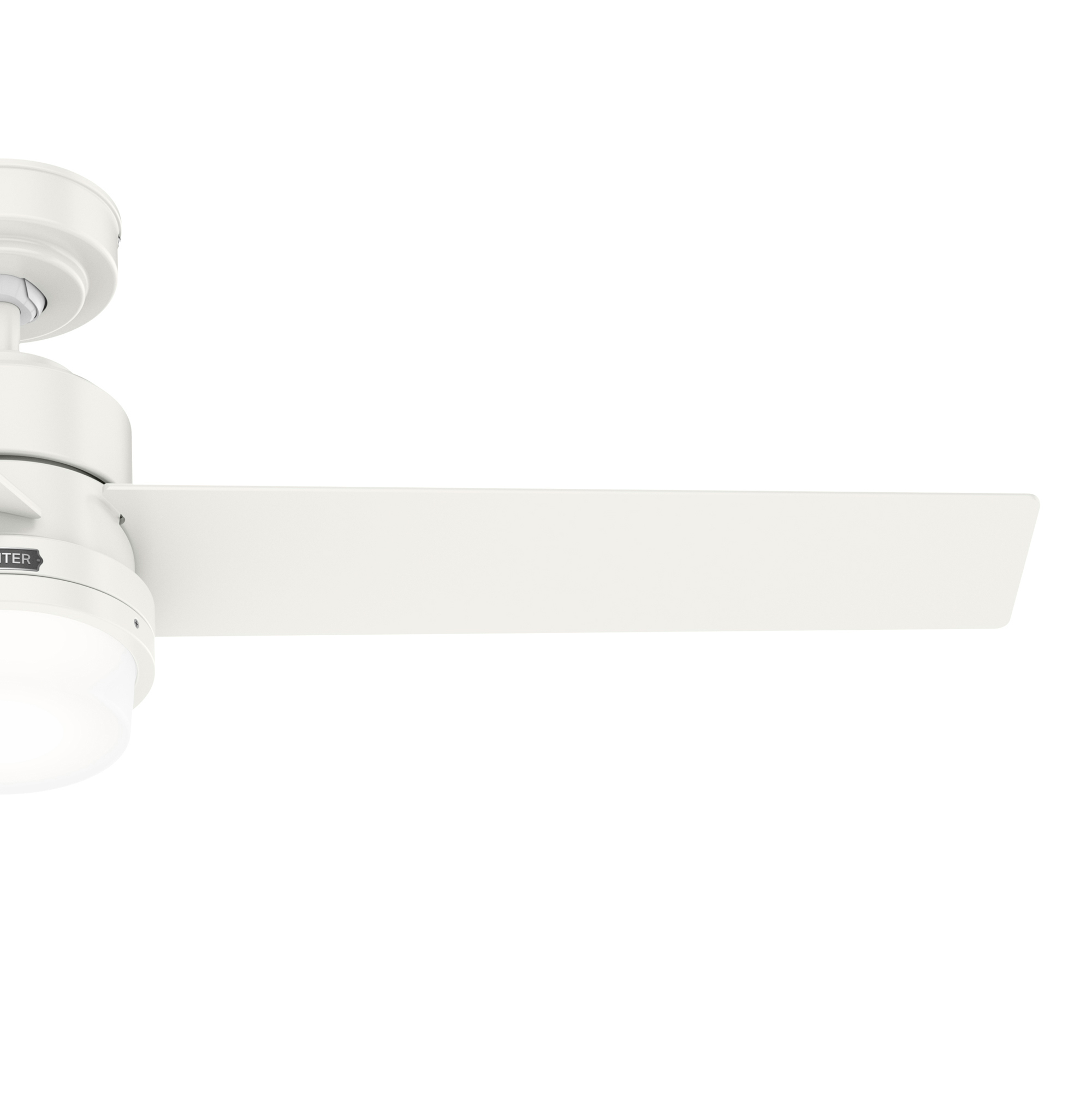 Weißer Deckenventilator mit einem sichtbaren Flügel vor weißem Hintergrund.