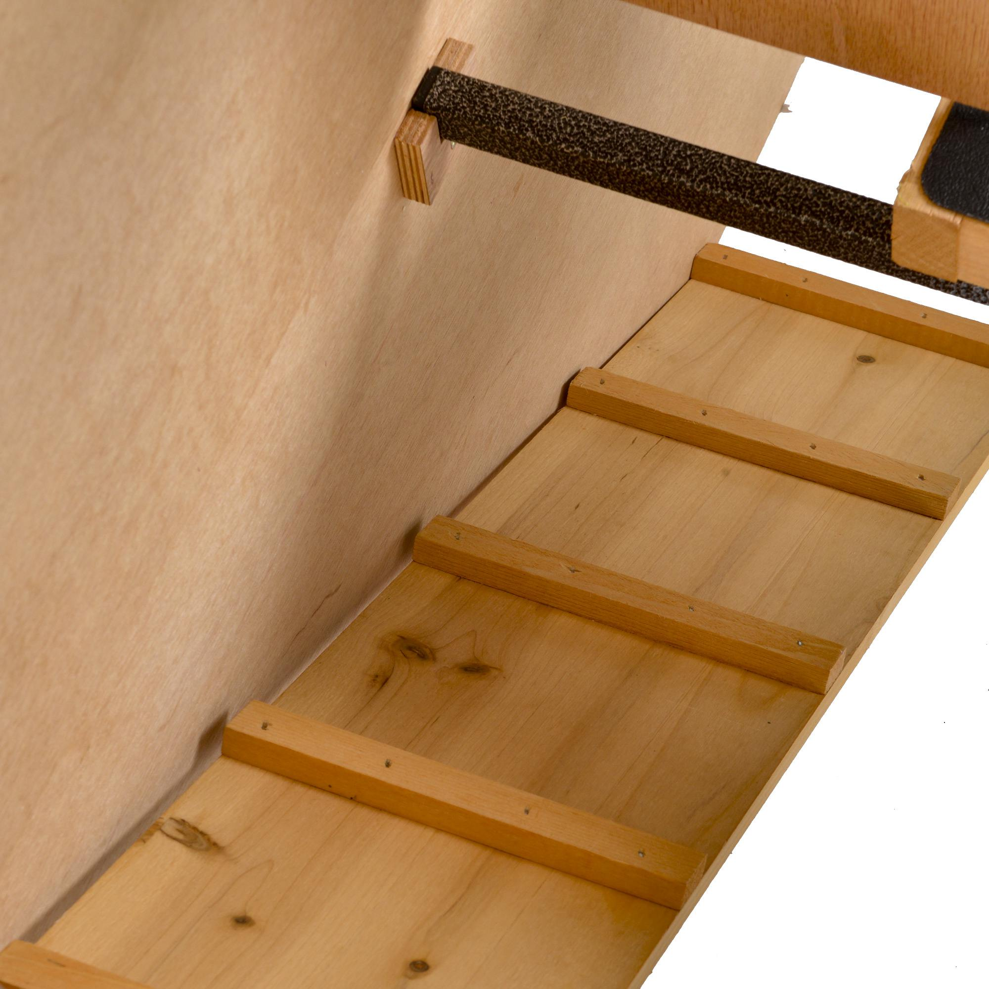 Holzkonstruktion mit einer schrägen Rampe. Braunes Holz und Metallträger sind sichtbar.