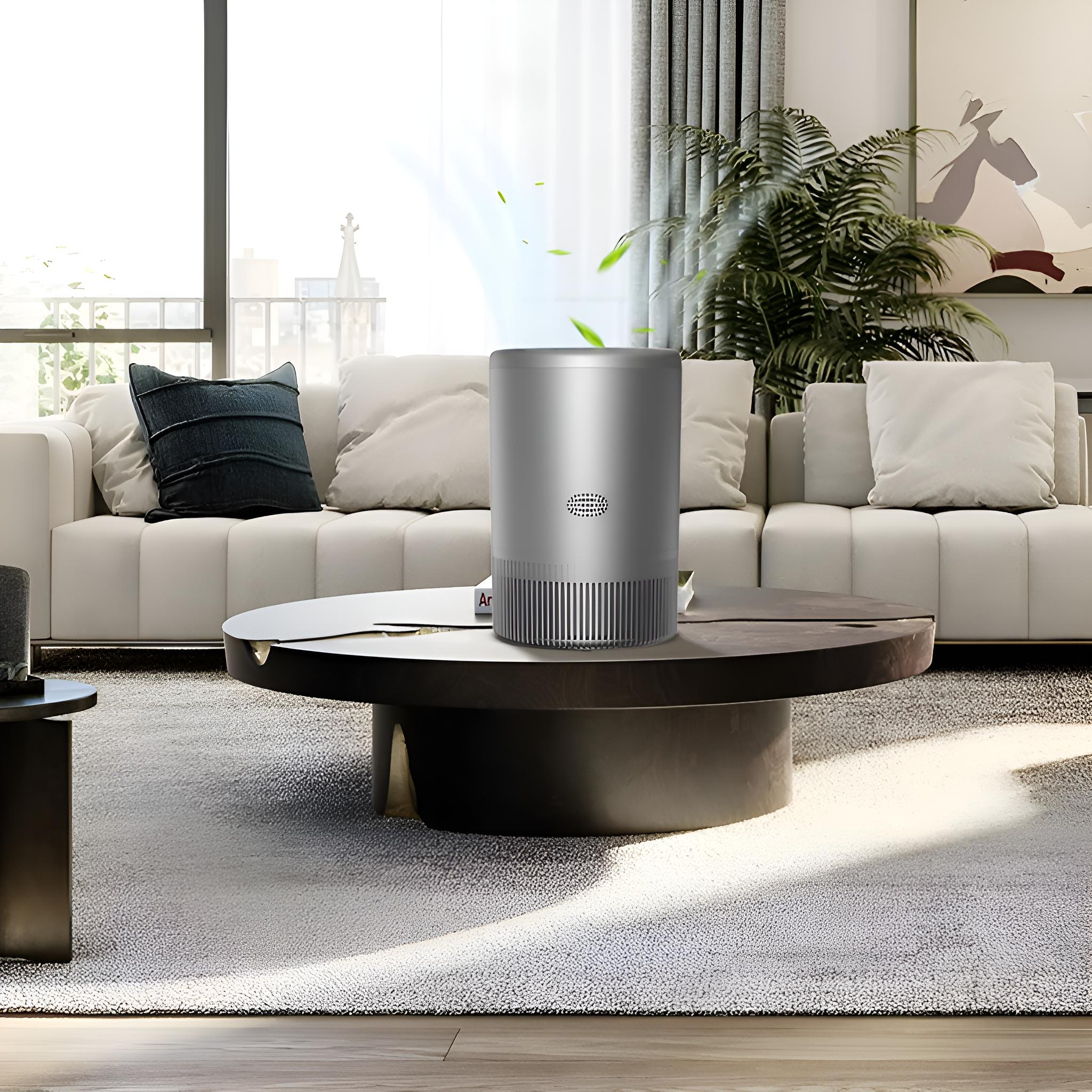 Luftreiniger auf einem Couchtisch in einem Wohnzimmer, mit Sofa im Hintergrund.