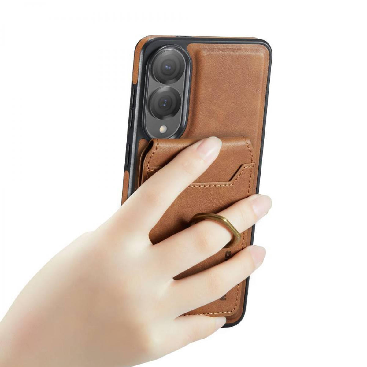 Hand, die ein Telefon mit brauner Hülle hält. Ringständer ist sichtbar. Weißer Hintergrund.
