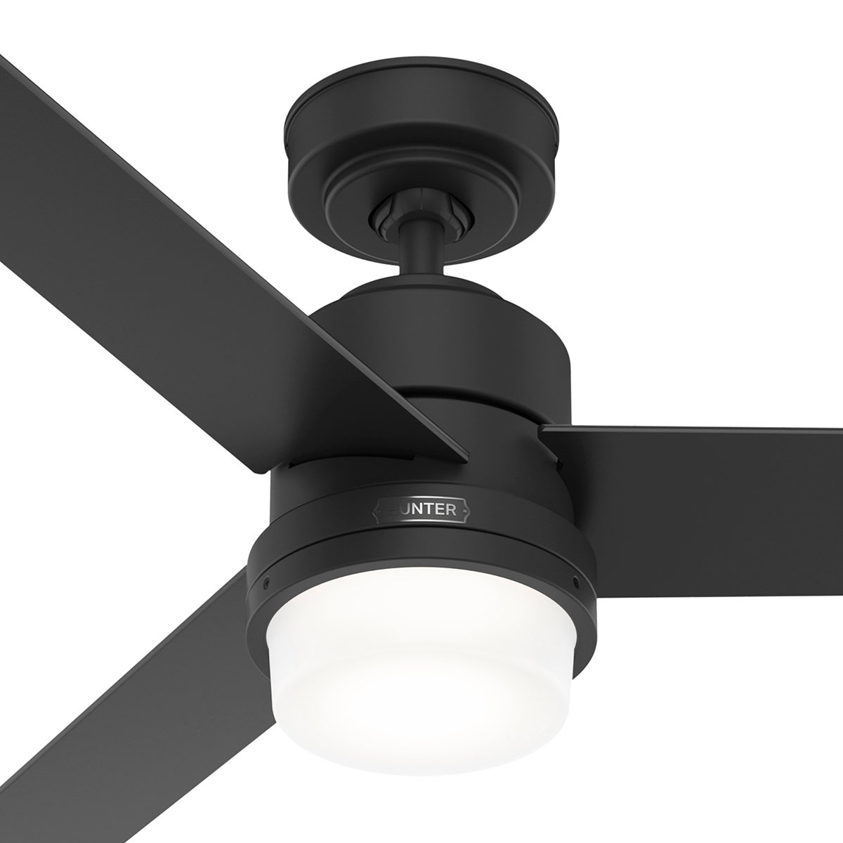 Ein schwarzer Deckenventilator mit vier Flügeln und einer weißen Leuchte in der Mitte.