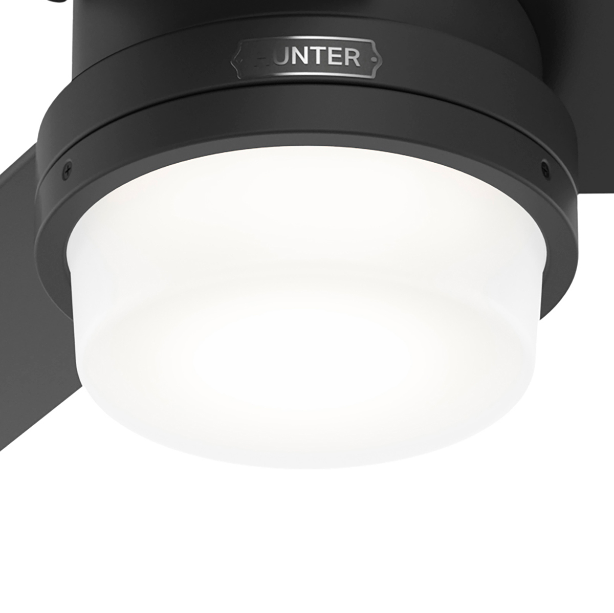 Nahaufnahme eines Deckenventilators mit hellem Licht. Schwarzes Gehäuse und weiße Lichtquelle.