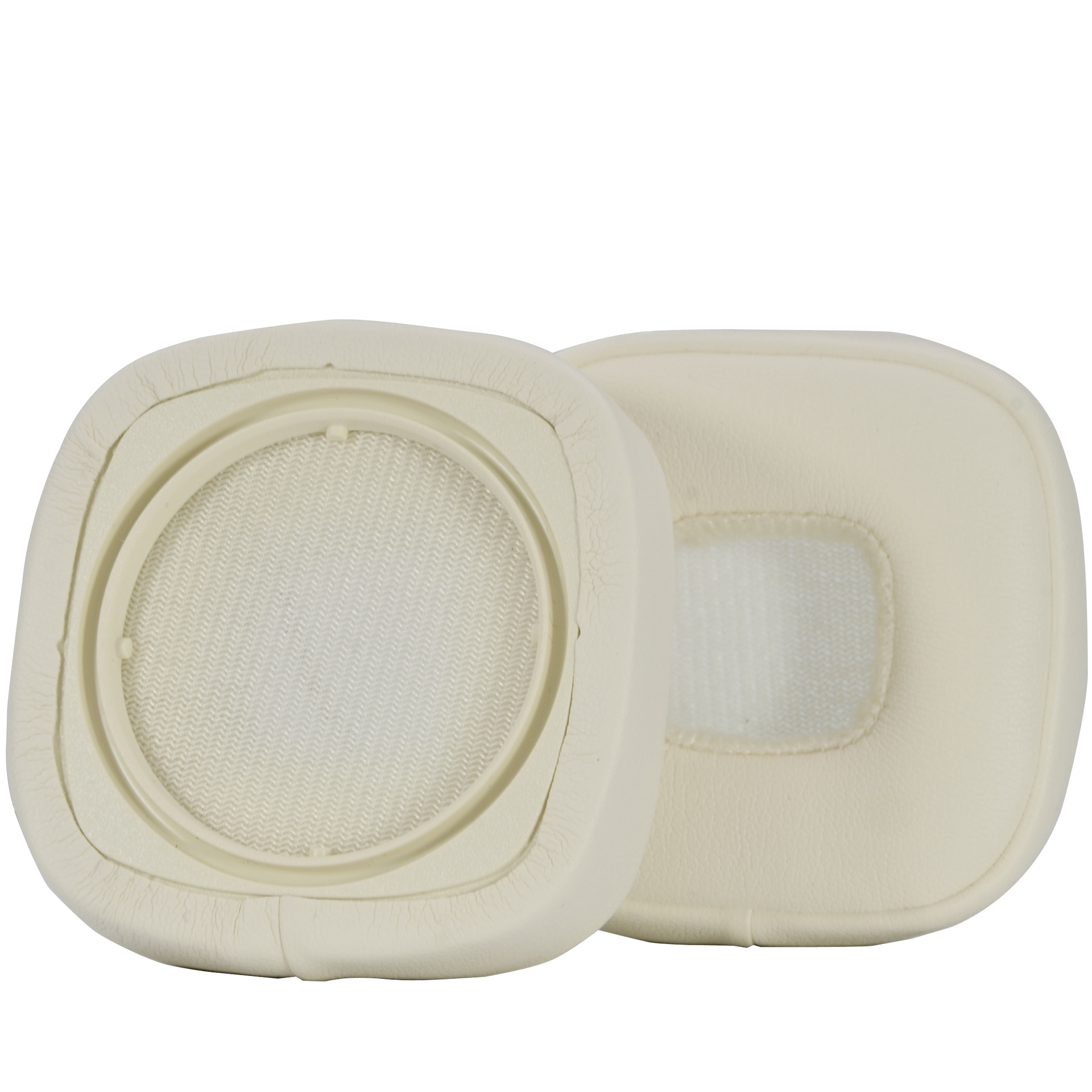 Due cuscinetti auricolari bianco sporco per cuffie, affiancati, con interno in mesh.