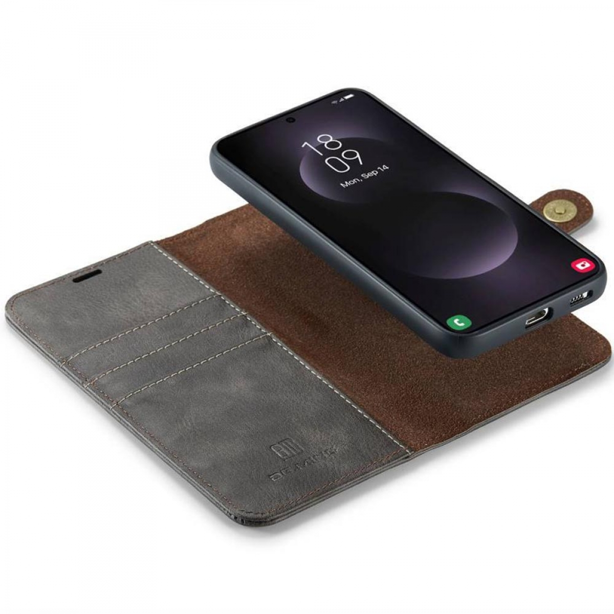Ein Smartphone in einer Leder-Geldbörsenhülle. Das Telefon zeigt Datum und Uhrzeit an.