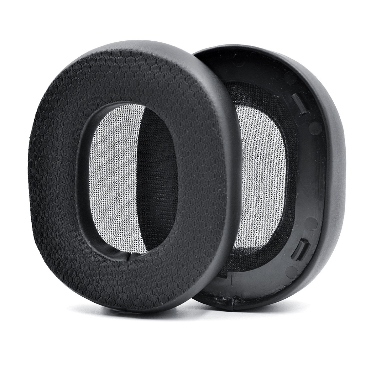 Coppia di cuscinetti auricolari neri e rotondi per cuffie. Centro in mesh, anello esterno liscio.