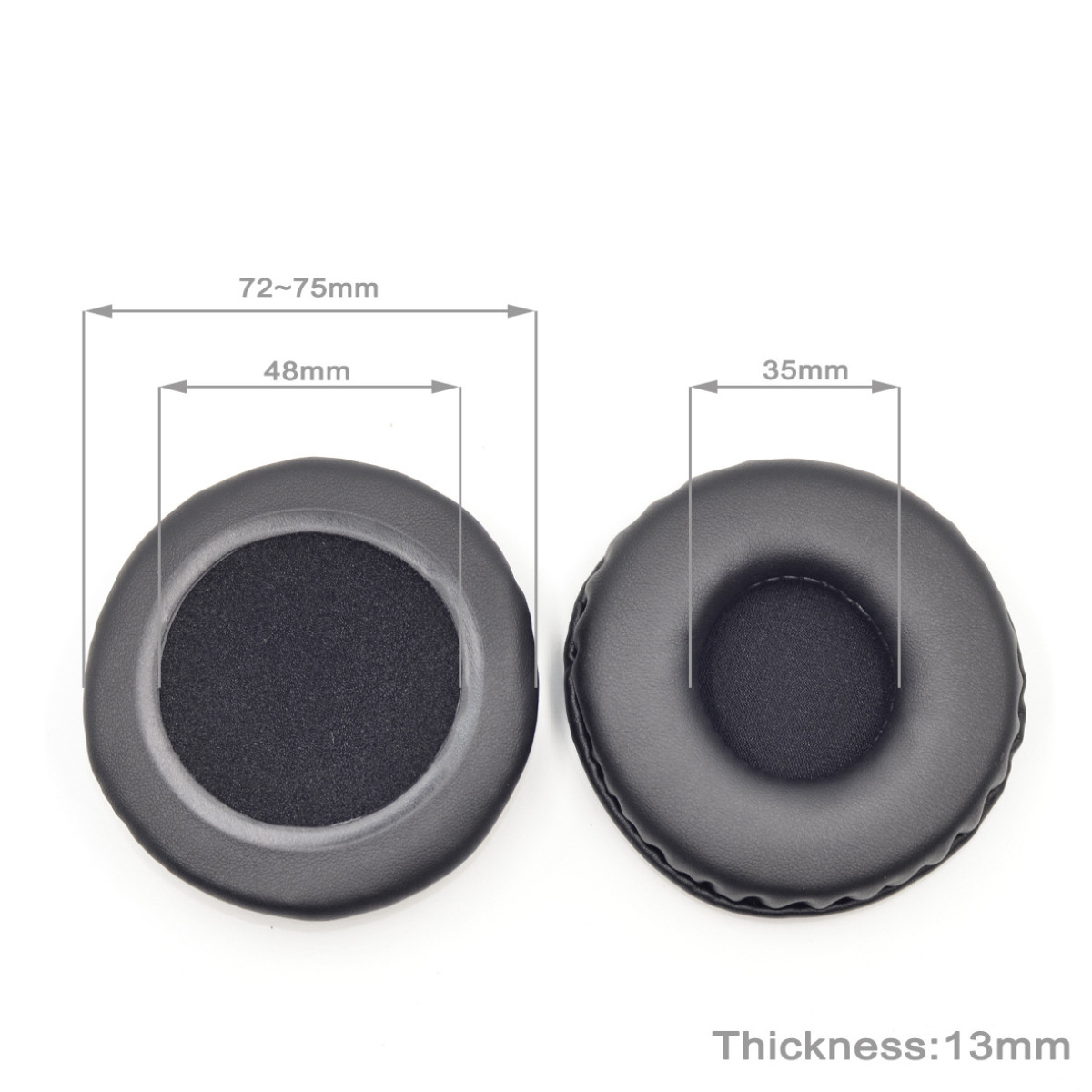Due cuscinetti auricolari neri con misure: 72-75mm, 48mm, 35mm. Spessore 13mm. Sfondo bianco.