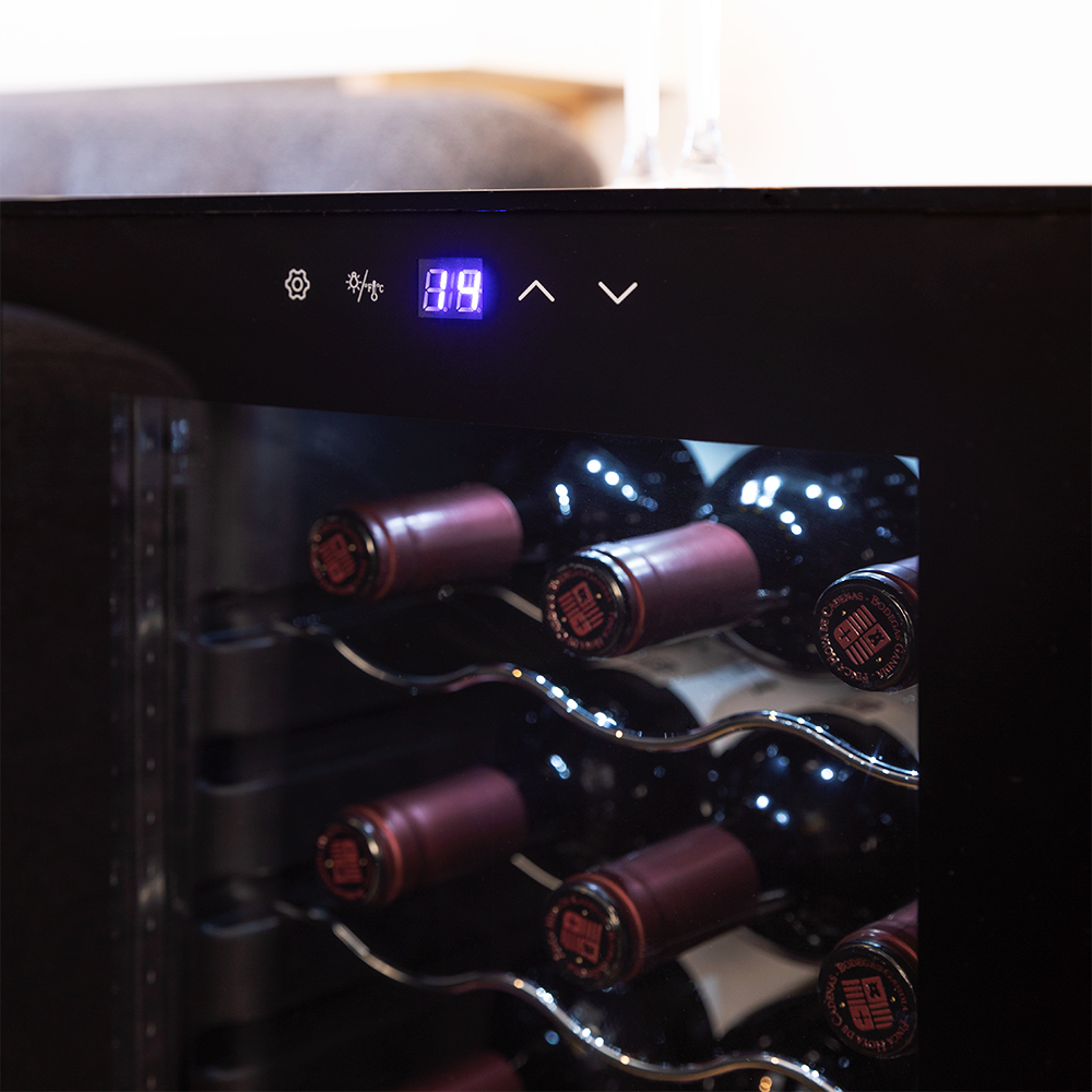 Enfriador de vino con botellas dentro, con pantalla digital.