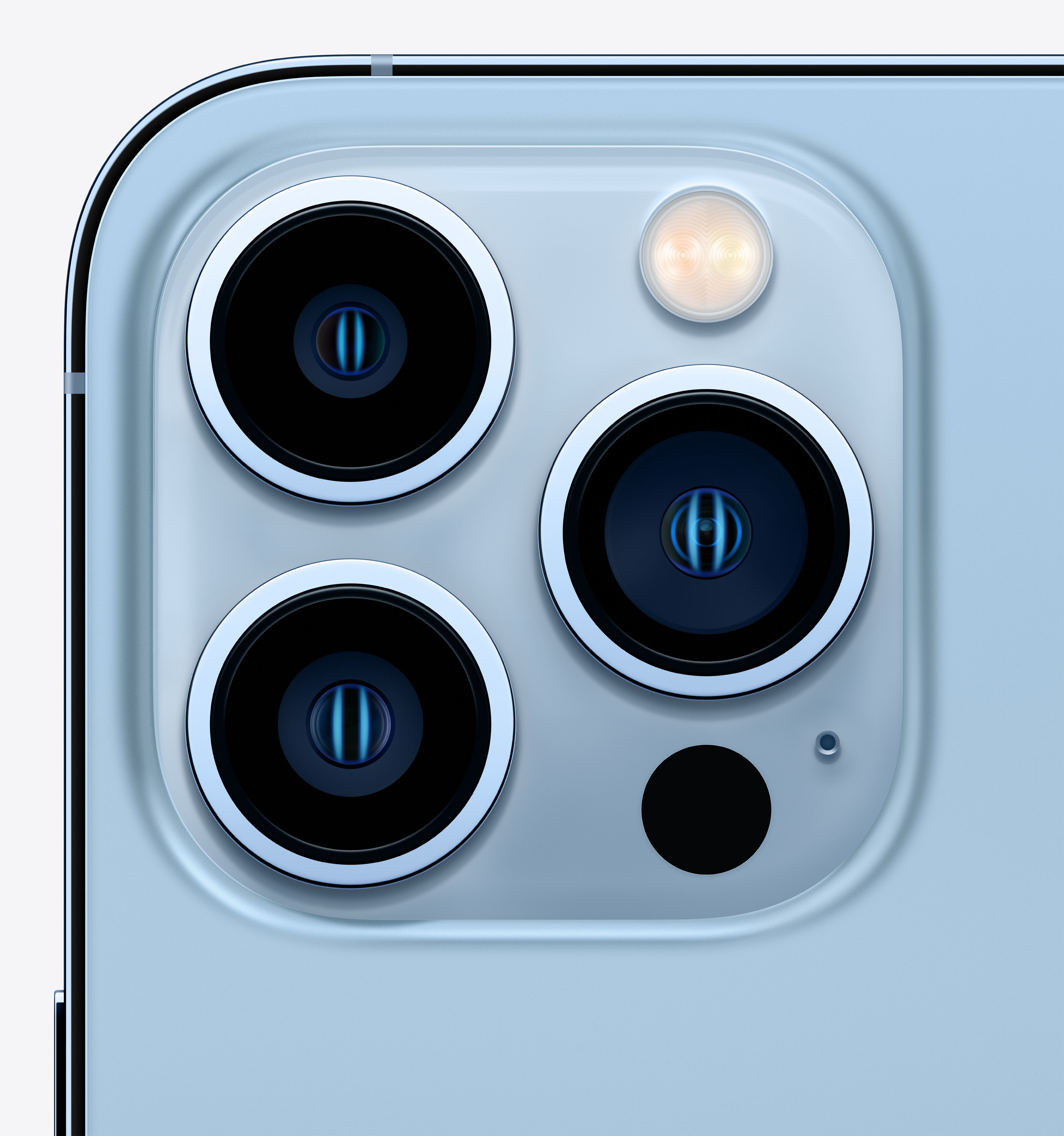 Primer plano de un iPhone azul claro con tres cámaras y un flash.