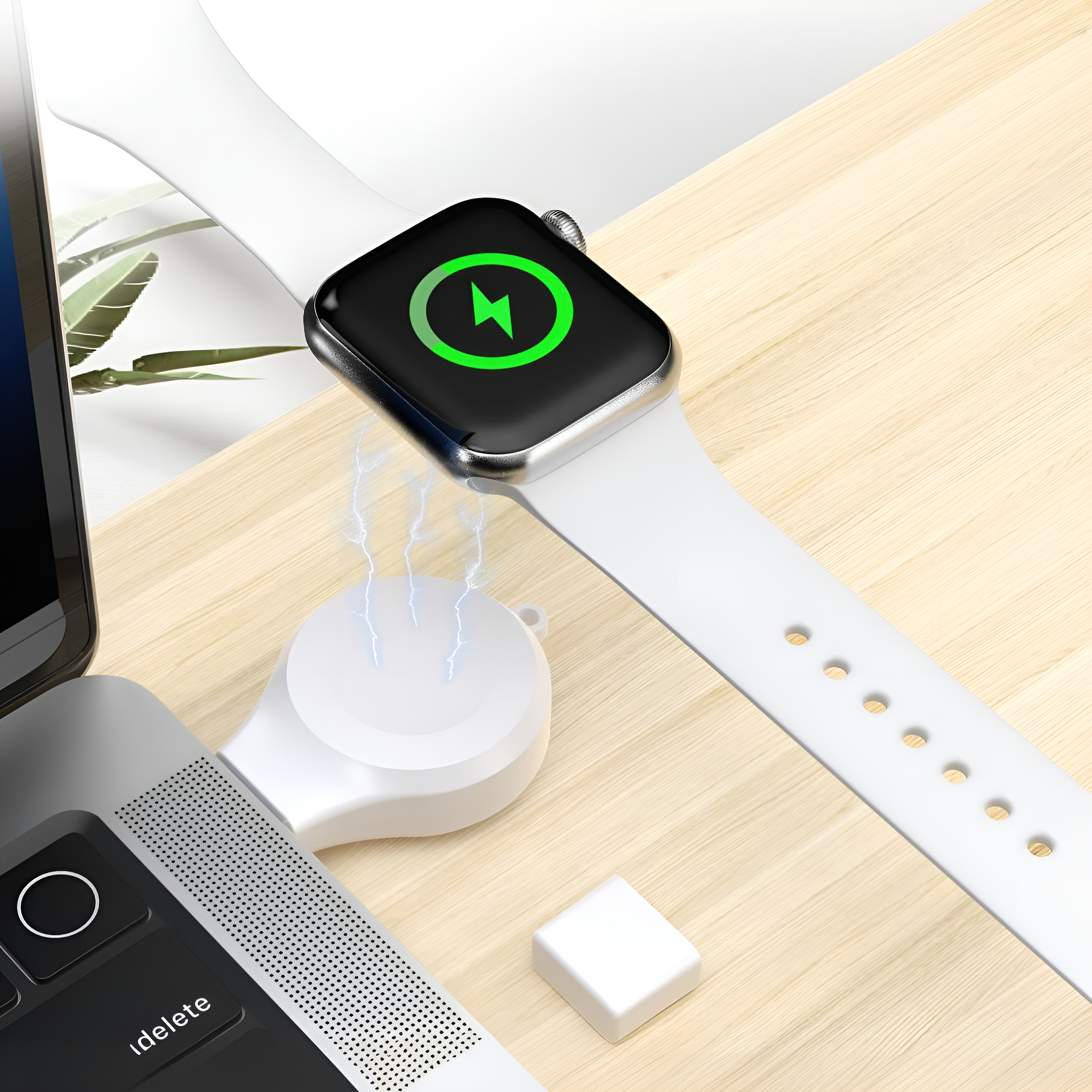 Apple Watch, die auf einem Tisch geladen wird. Die Uhr ist weiß und hat einen grünen Blitz auf dem Bildschirm.