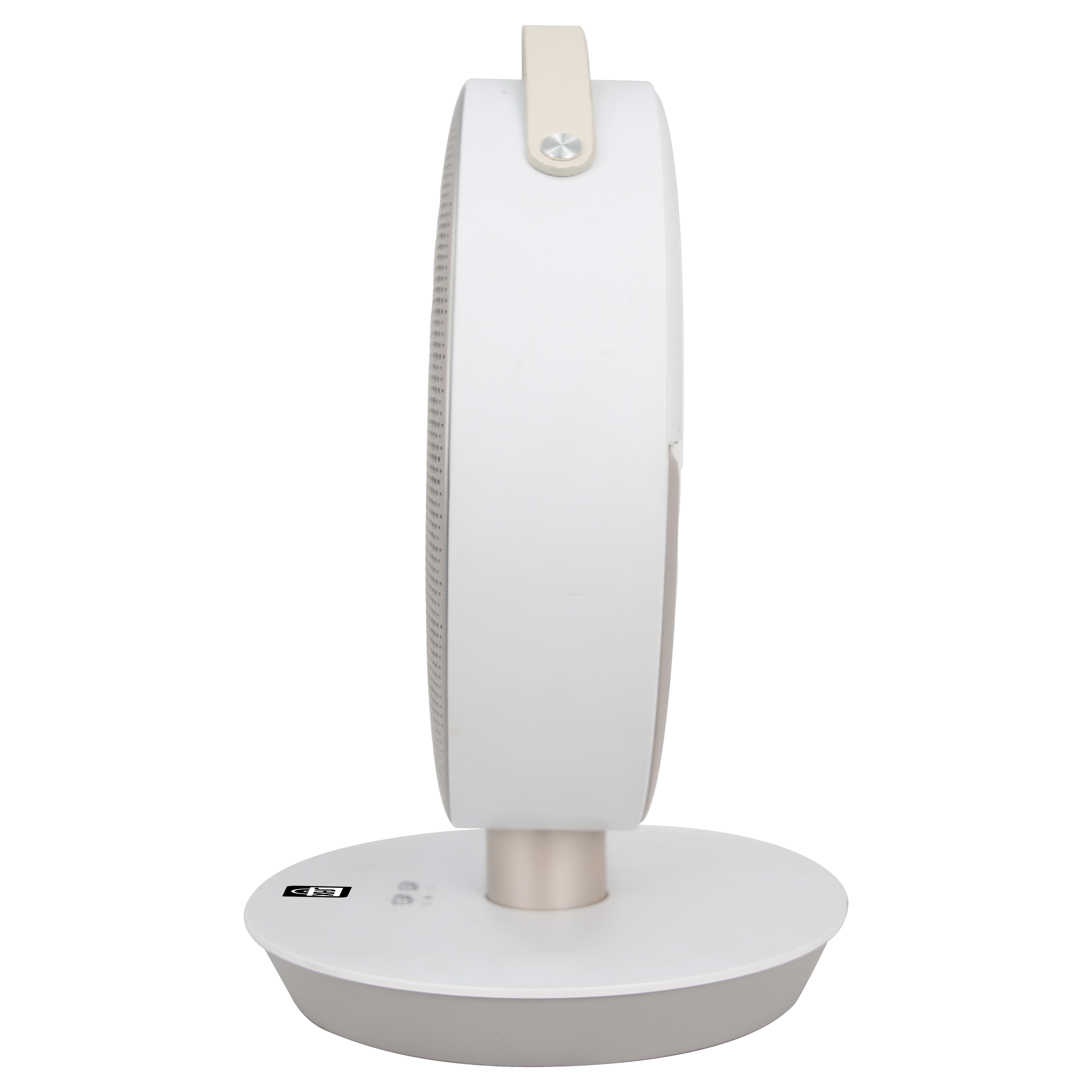 Weißer Ventilator mit Sockel und Griff, Seitenansicht. Der Ventilator hat eine perforierte Fläche.