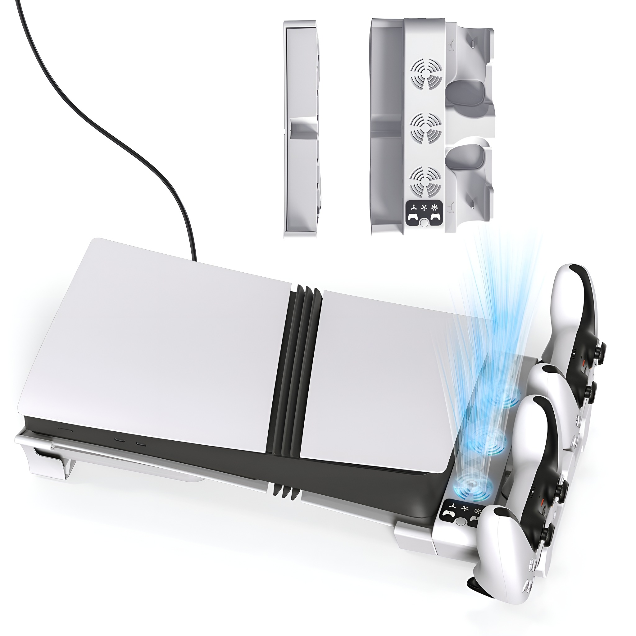 PS5-Konsole auf Ladestation mit zwei Controllern und Lüftern. Blaue Luft weht.