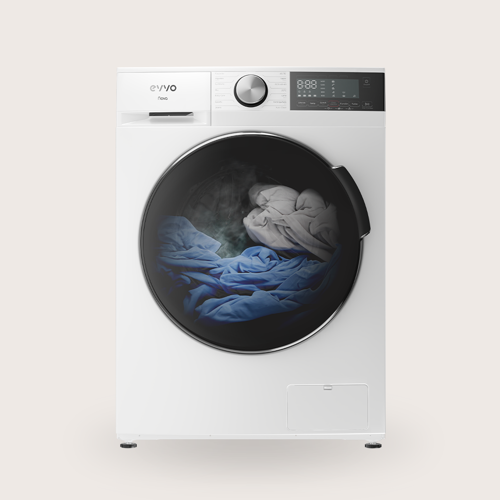 Lavadora blanca con la puerta abierta, mostrando ropa azul y un panel de control.