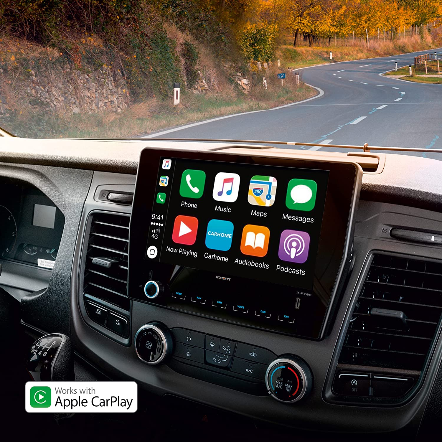 Auto-Innenraum mit Armaturenbrett, das eine Smartphone-Oberfläche für Apple CarPlay zeigt, Straßenansicht im Hintergrund.