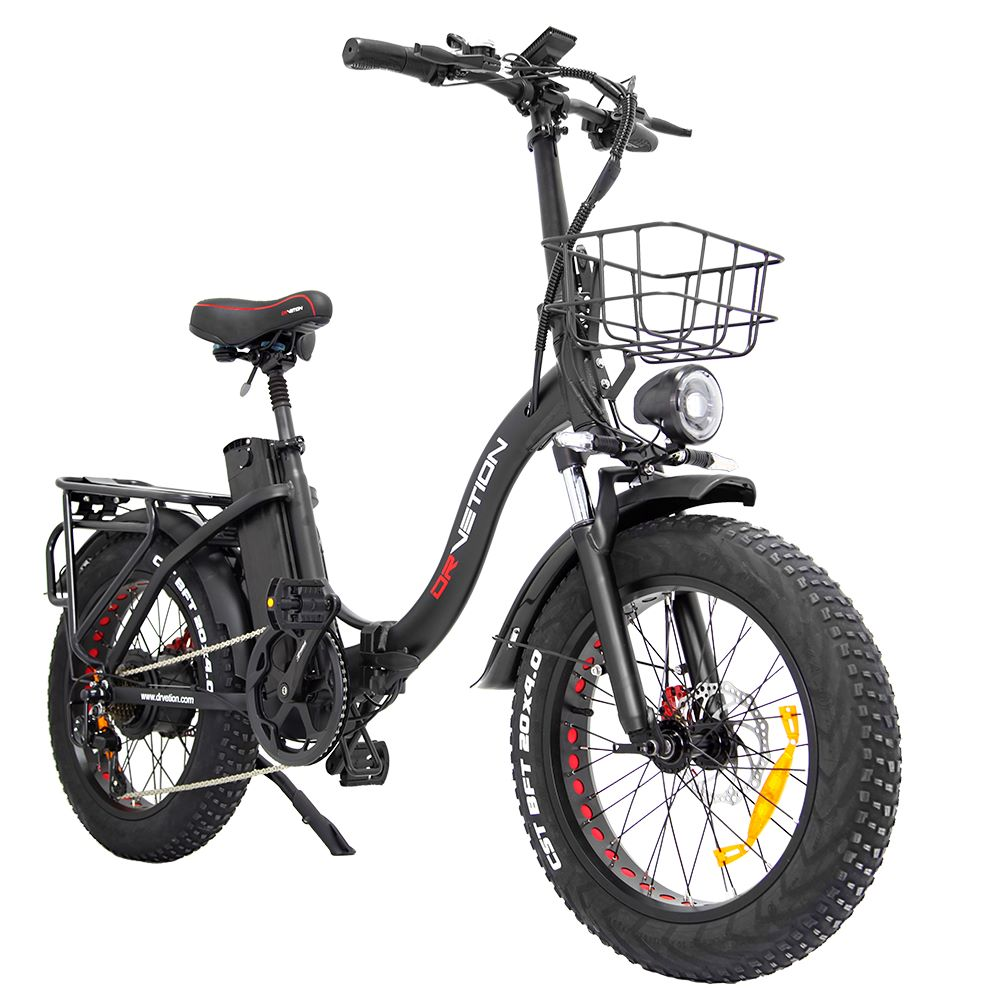 Bicicletta elettrica nera con cestino, luce anteriore e pneumatici larghi, su sfondo bianco.