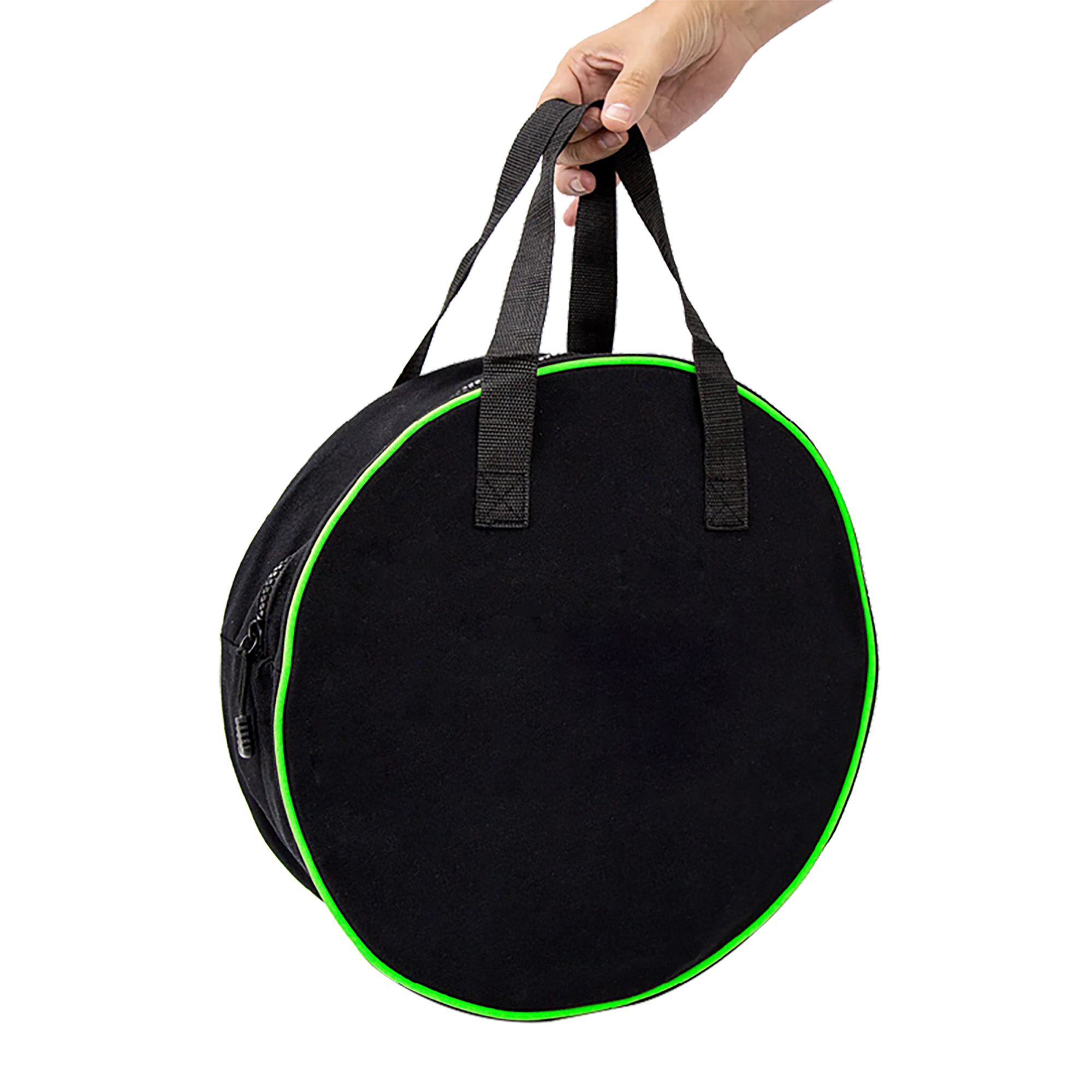 Una bolsa negra con ribete verde, sostenida por una mano.