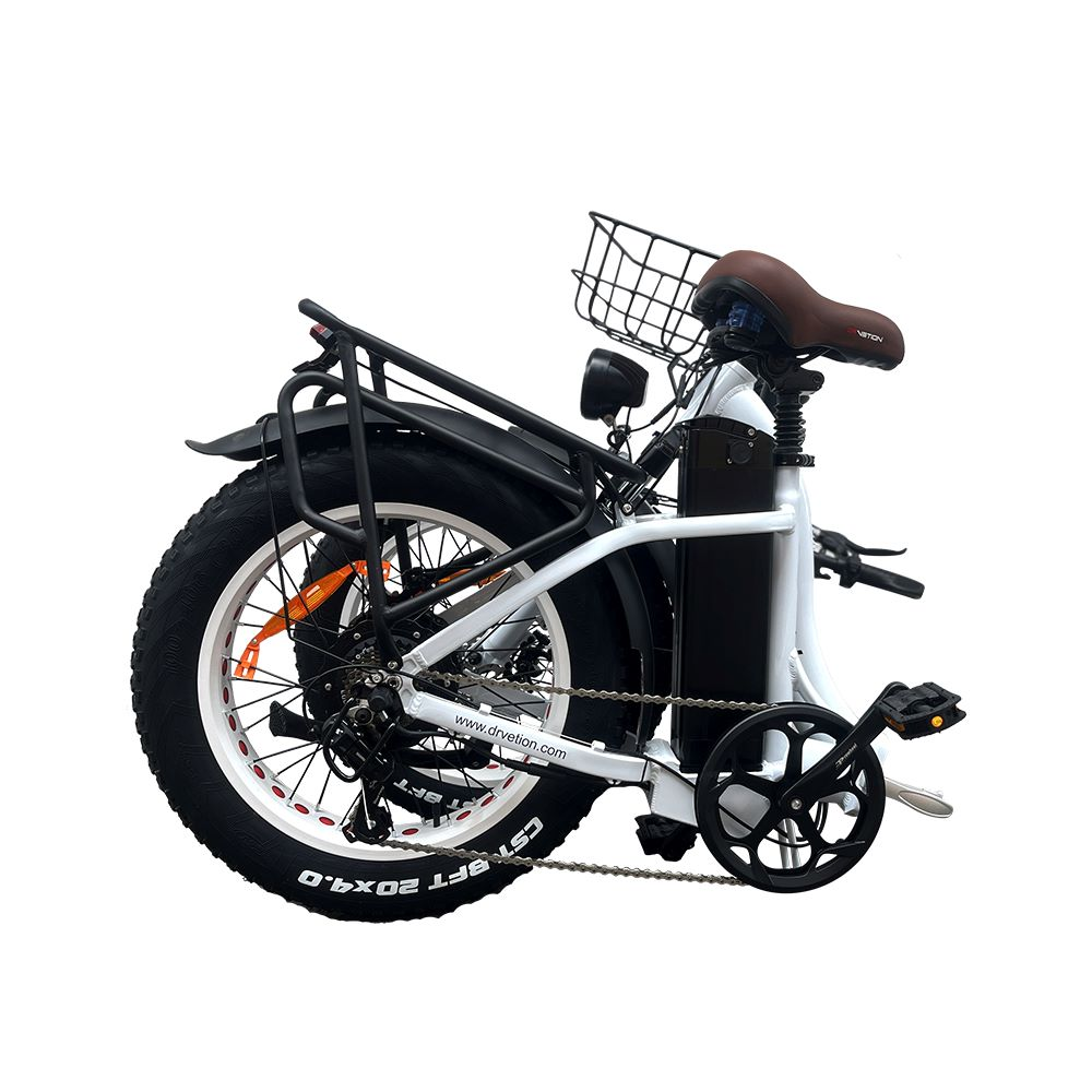 Bicicletta elettrica bianca piegata, vista laterale, con cestino e sella marrone.