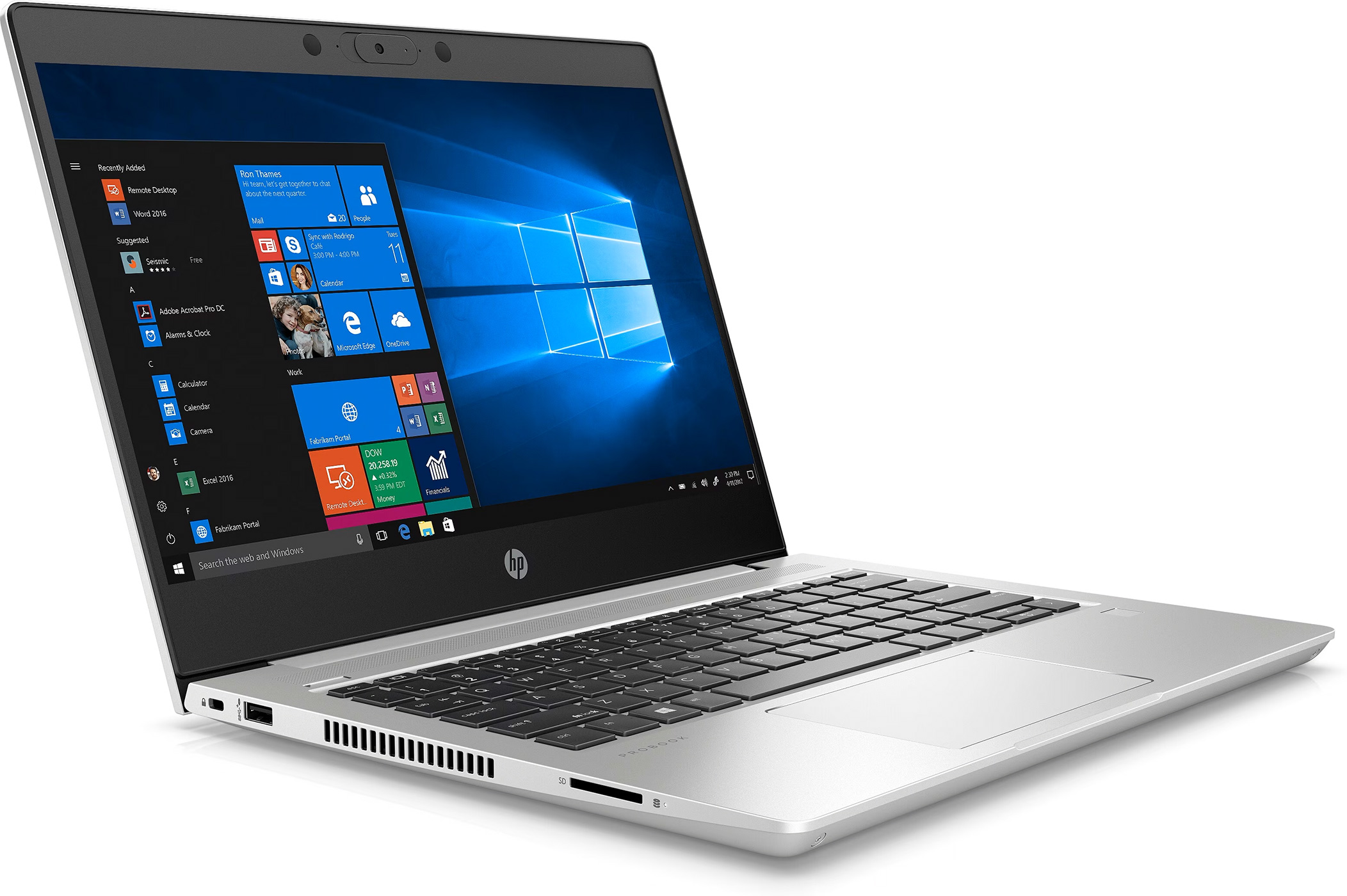 Een zilveren laptop op een wit oppervlak, schuine weergave.