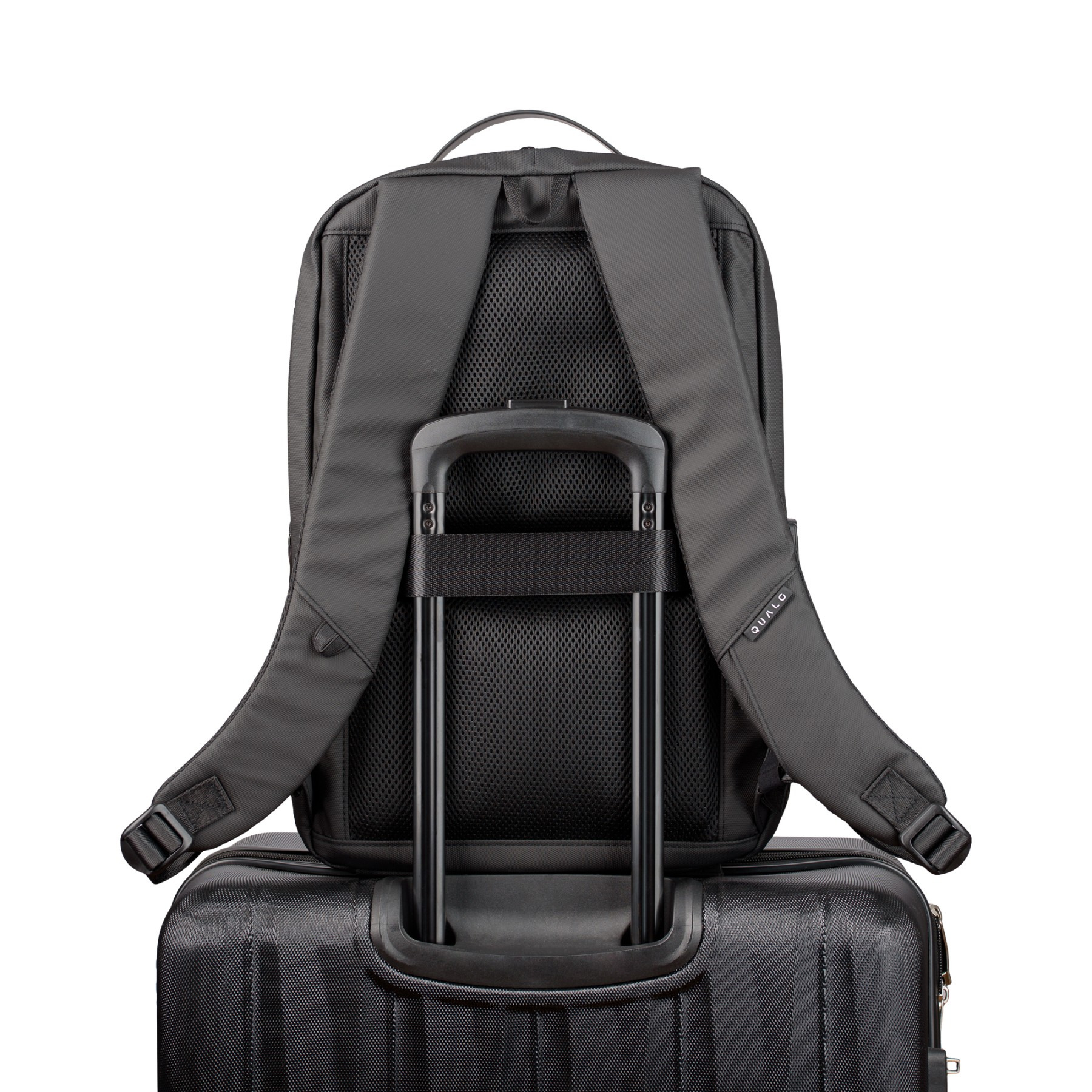 Czarny plecak z paskami, uchwytem i walizką na kółkach. Białe tło.