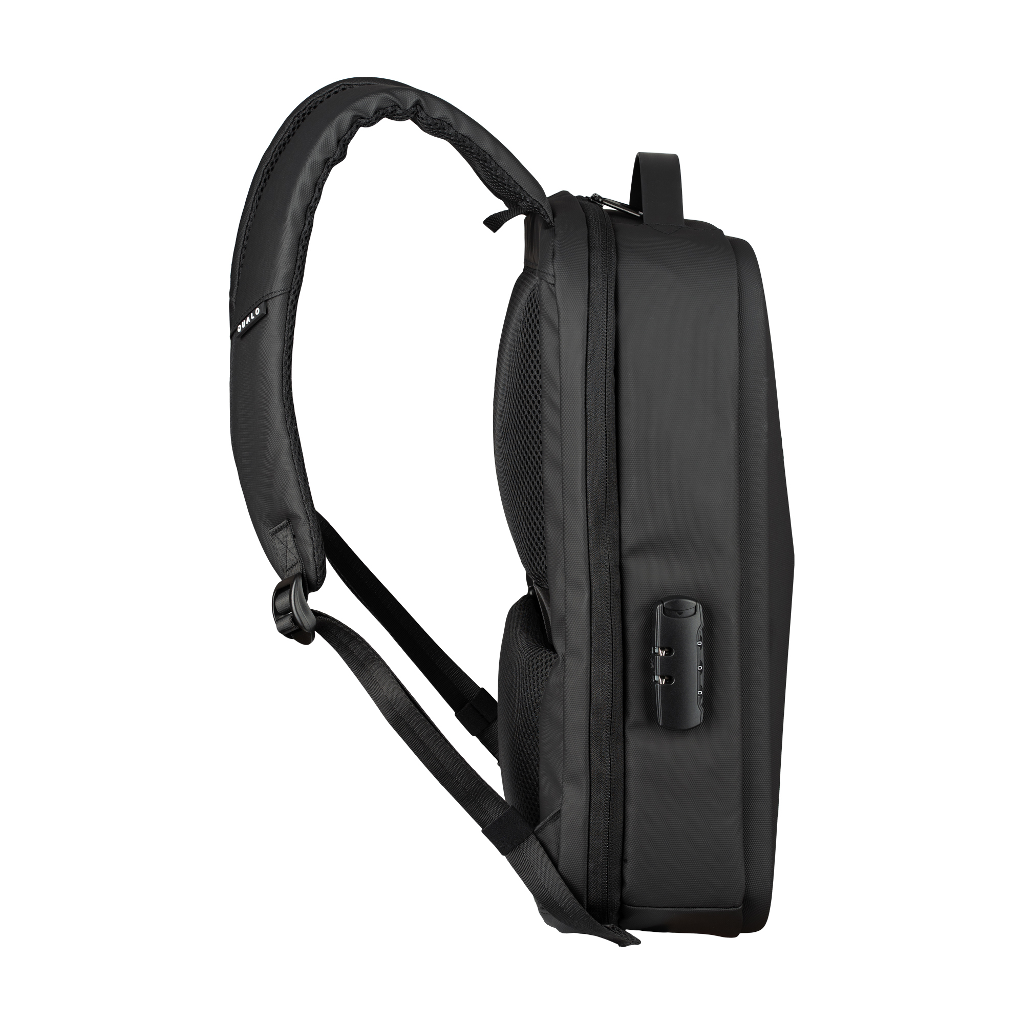 Czarny plecak z uchwytem, paskami i zamkiem szyfrowym. Widoczny widok z boku.