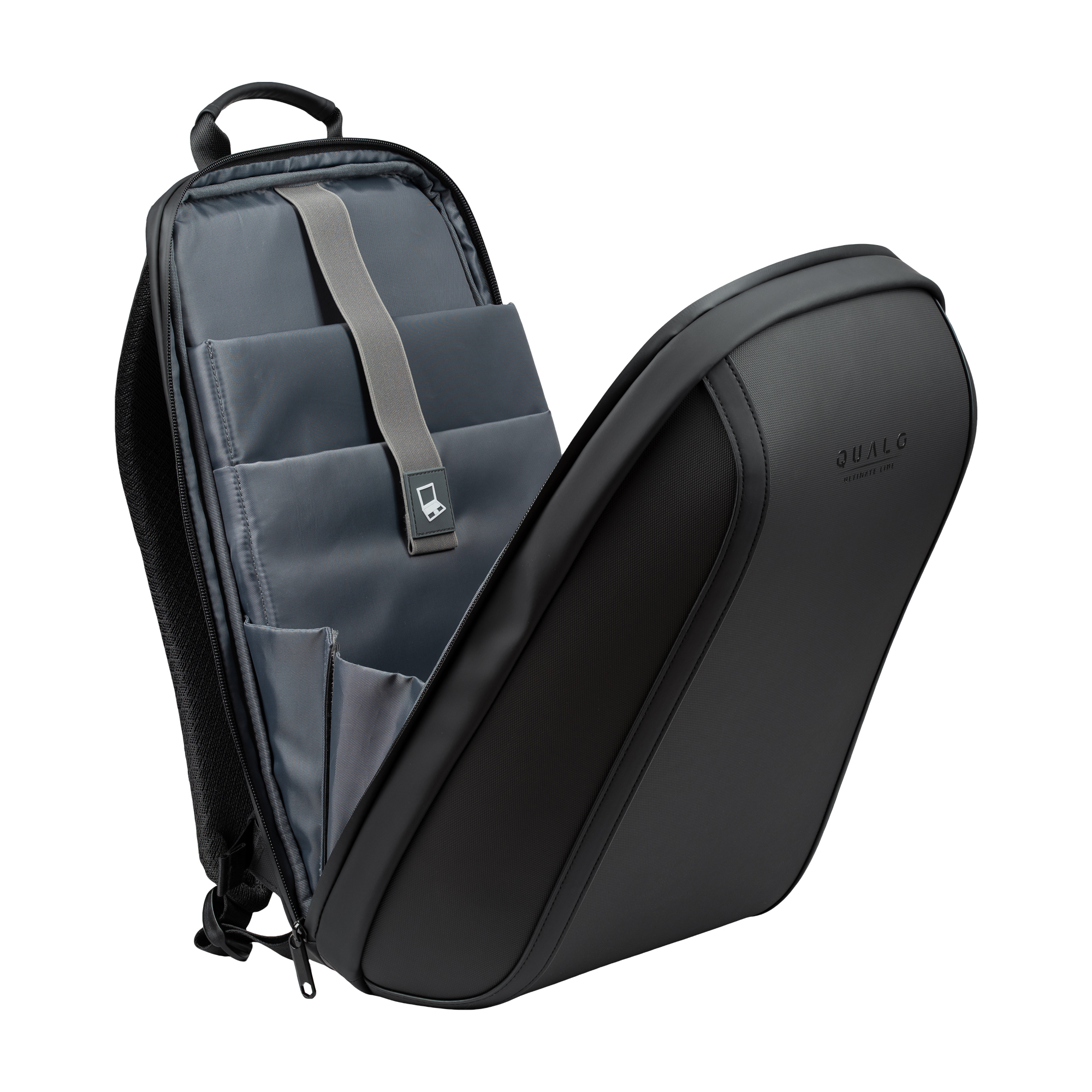 Otwarty czarny plecak. Wnętrze posiada szare kieszenie i szary pasek. Plecak ma logo QUALO.
