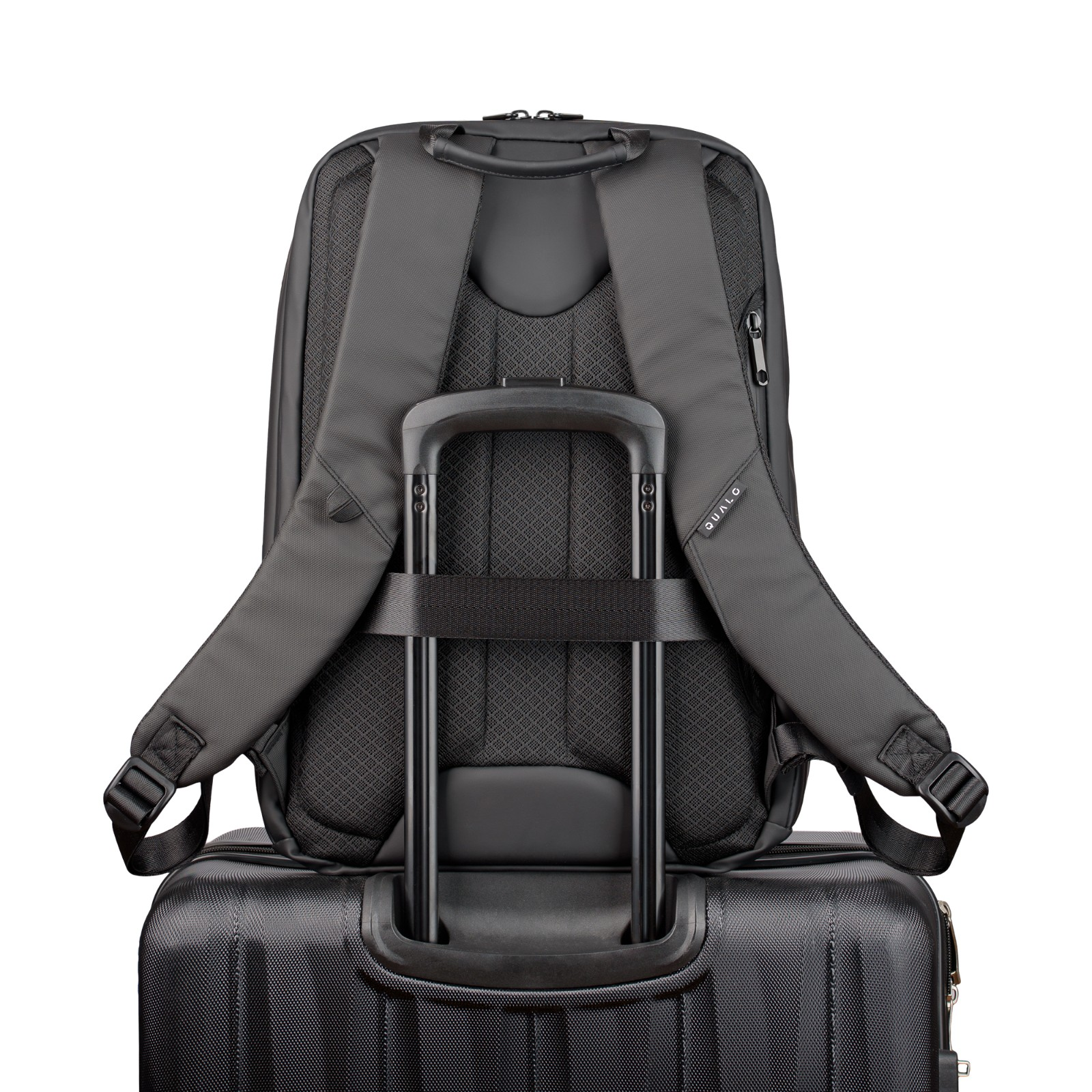 Czarny plecak na czarnej walizce. Plecak ma paski i uchwyt. Widoczne jest logo QUALO.