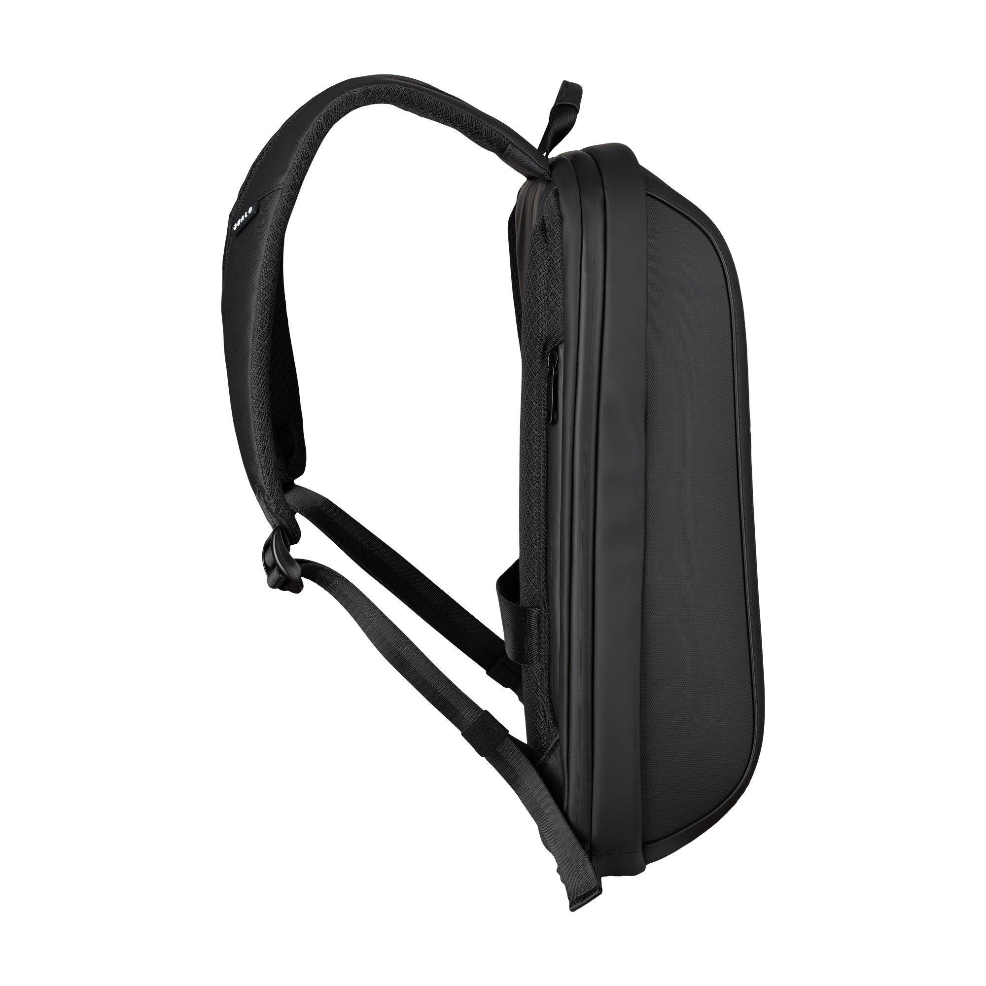 Czarny plecak z zakrzywionymi paskami. Widok z boku. Białe tło.