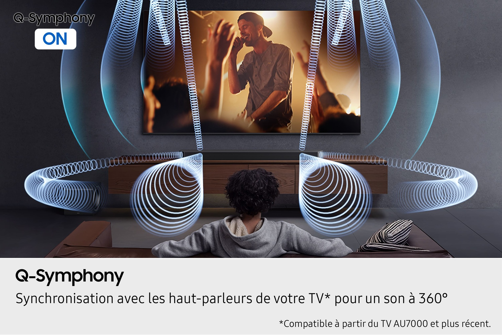 Eine Person schaut fern mit einem Soundsystem. Text sagt Q-Symphony, Synchronisation mit den TV-Lautsprechern.